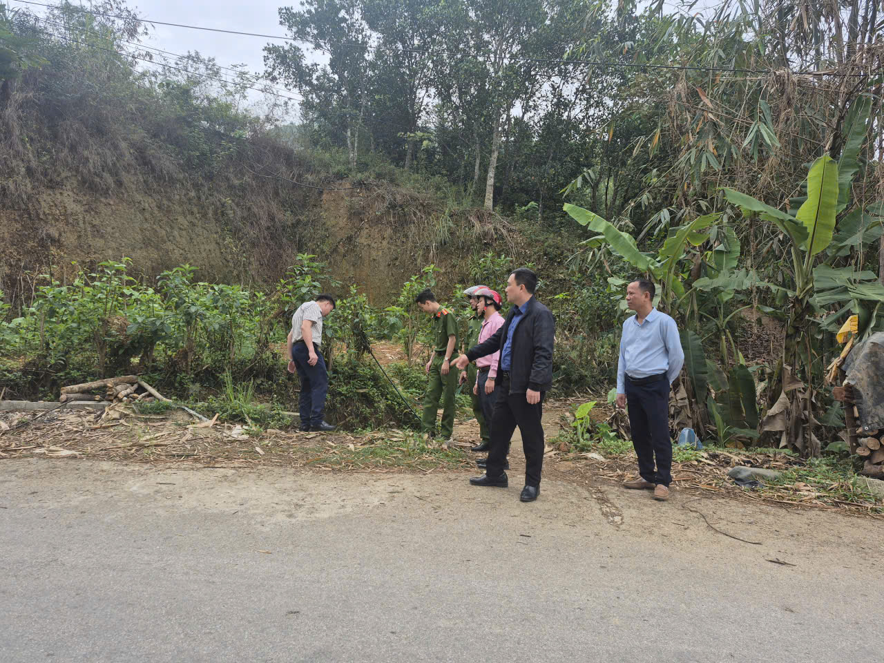 Lãnh đạo UBND xã Niêm Sơn khảo sát các điểm đen, điểm mù có nguy cơ sảy ra tai nạn giao thông trên tuyến đường quốc lộ 4C đoạn qua địa phận xã.