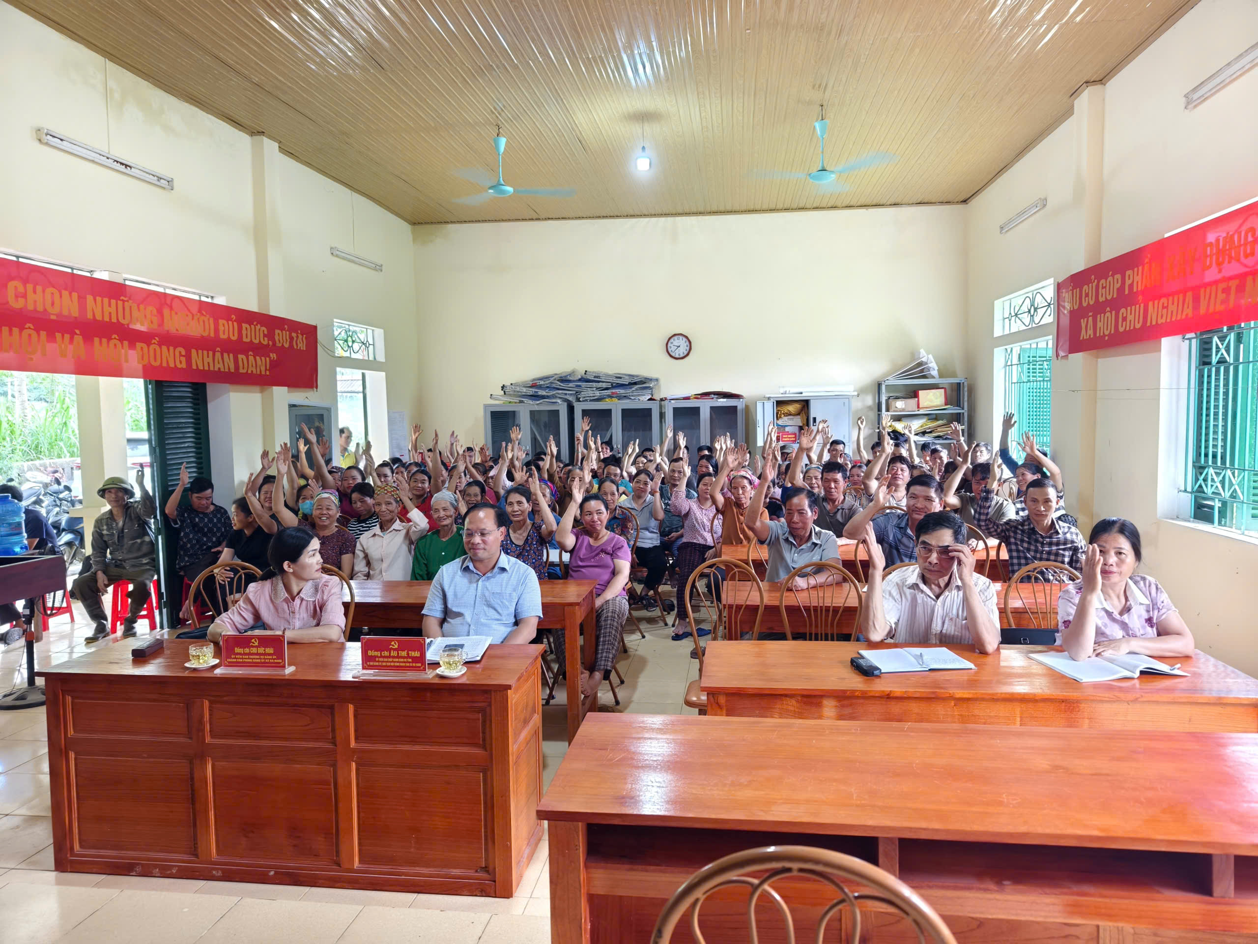 Đồng chí Bí thư Đảng ủy xã Âu Thế Thái dự Hội nghị lấy ý kiến Nhân dân đối với Dự thảo Đề án sắp xếp thôn tại hai thôn Bản Nuầy và thôn Bản Tùn
