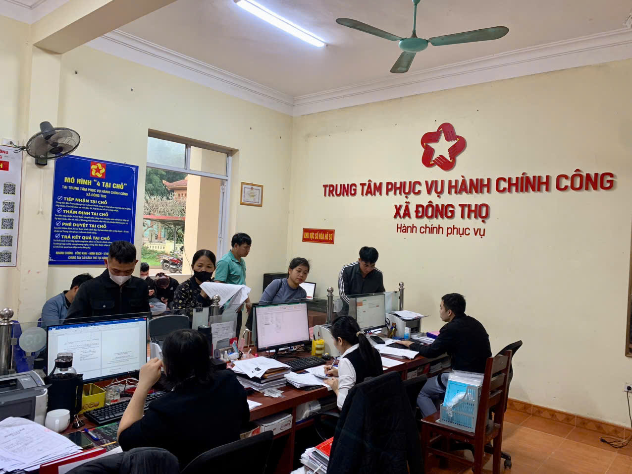 Trung tâm Hành chính công: Không khí làm việc những ngày đầu năm nghiêm túc, khẩn trương.