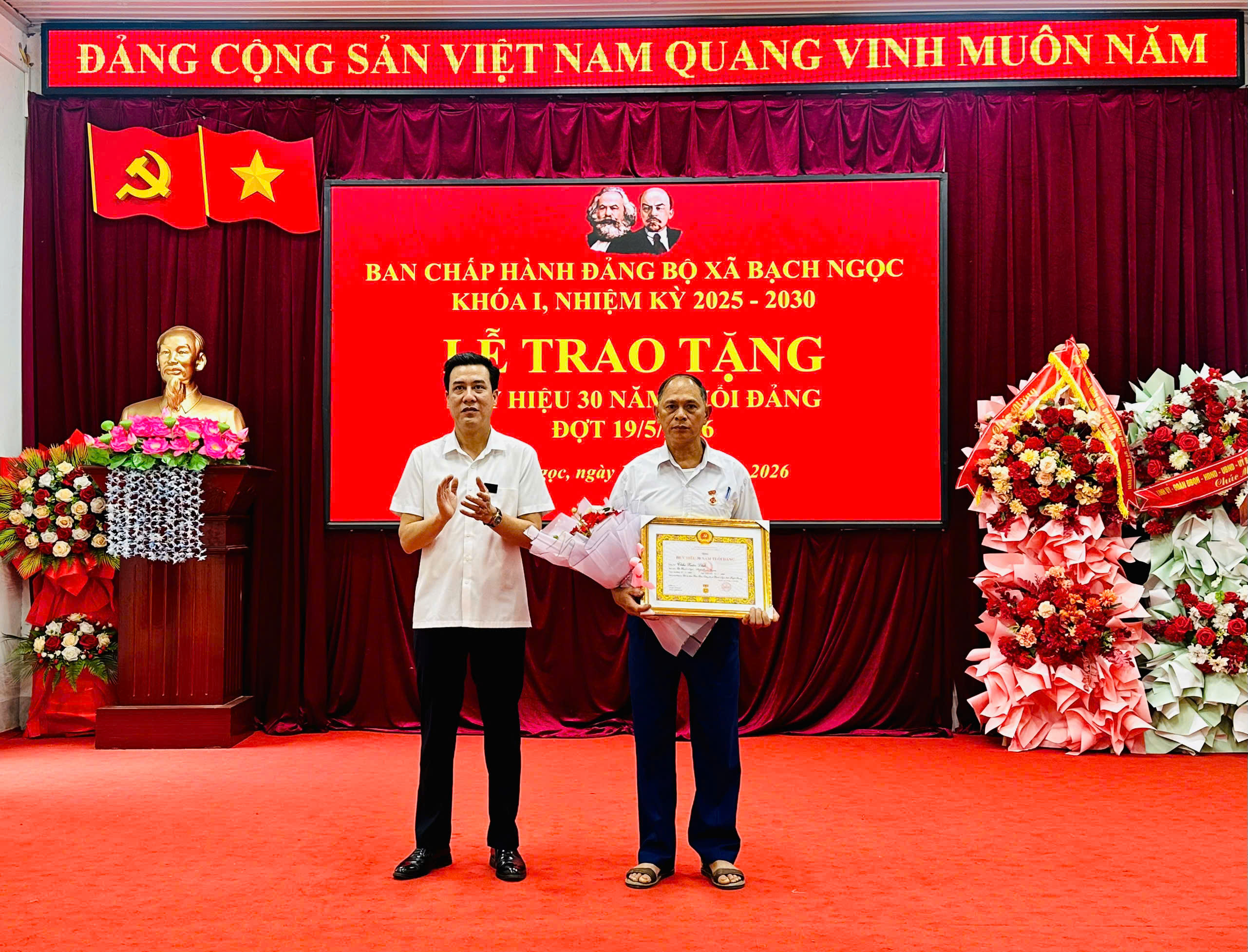 Lễ trao tặng huy hiệu 30 năm tuổi Đảng đợt 19/5/2026