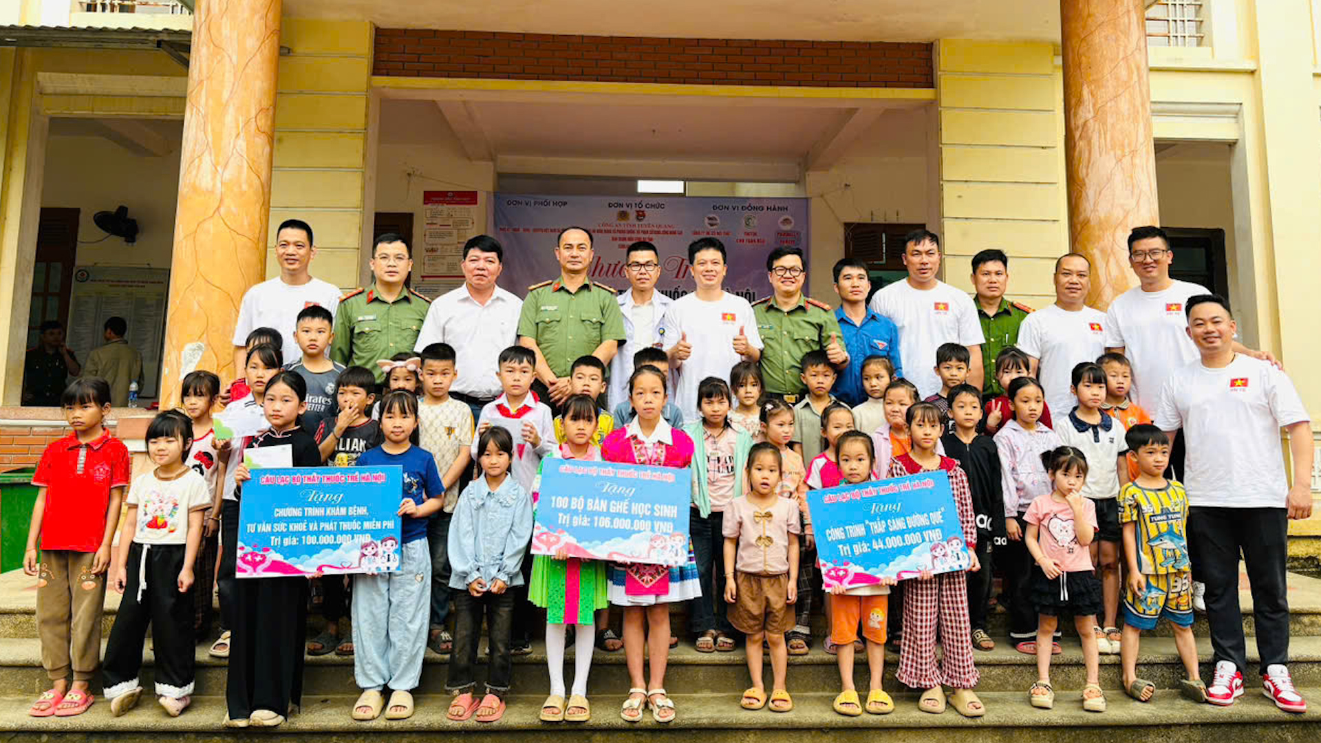 Công an tỉnh Tuyên Quang cùng với các đơn vị đồng hành tổ chức chương trình tặng quà, khám và cấp phát thuốc miễn phí tại xã Yên Hoa