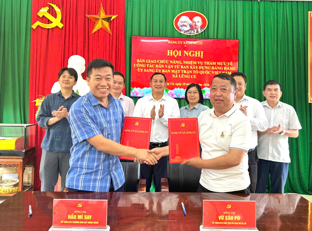 XÃ LŨNG CÚ TỔ CHỨC HỘI NGHỊ BÀN GIAO NHIỆM VỤ THAM MƯU CÔNG TÁC DÂN VẬN