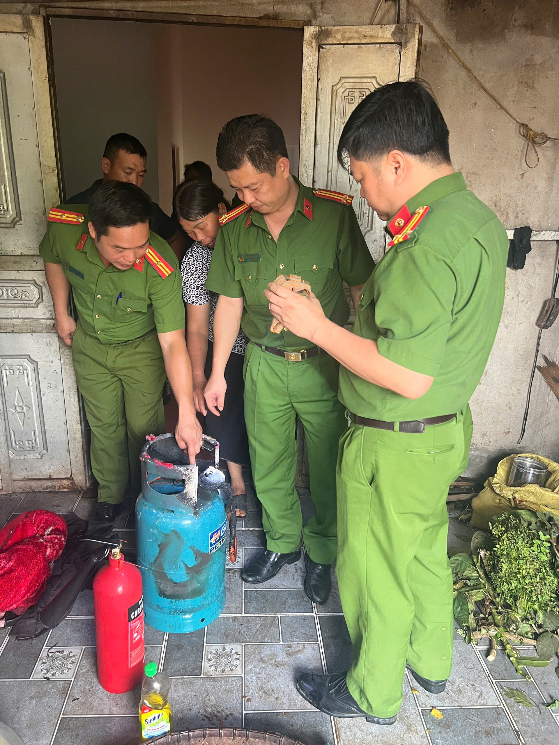 CÔNG AN XÃ TÂN TRỊNH KỊP THỜI XỬ LÝ SỰ CỐ CHÁY BÌNH GAS, ĐẢM BẢO AN TOÀN CHO NGƯỜI DÂN