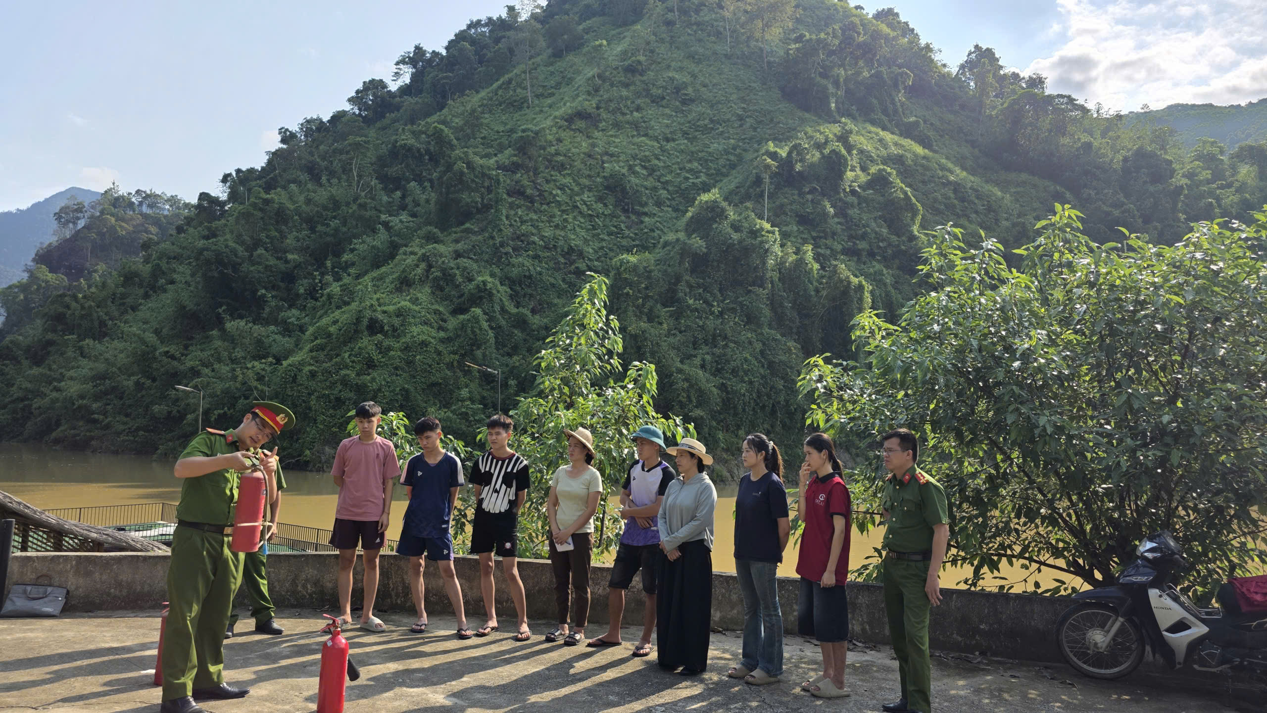 ​CÔNG AN XÃ THUẬN HÒA TUYÊN TRUYỀN PCCC TẠI HỢP TÁC XÃ CÁT LÝ