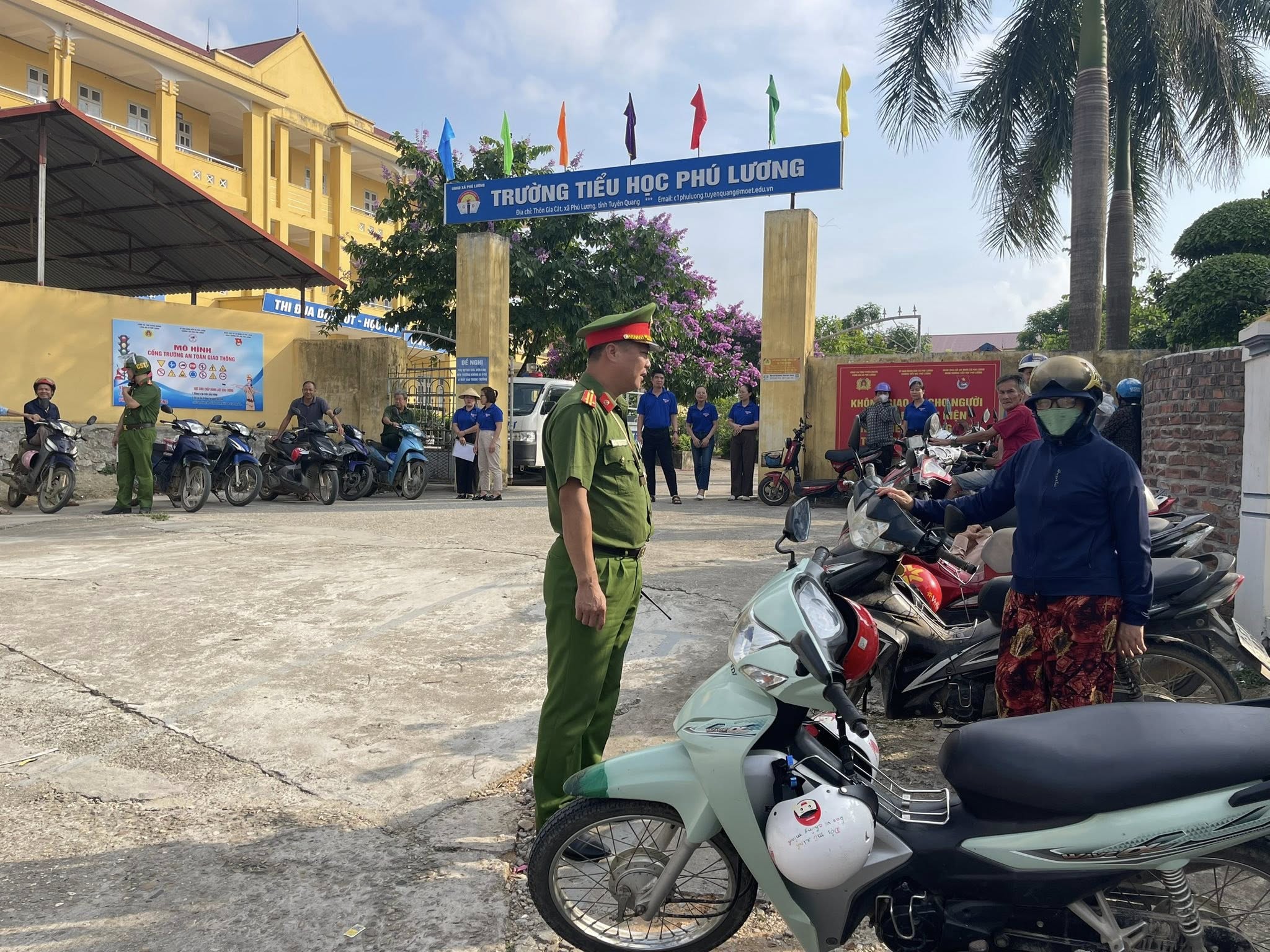 CÔNG AN XÃ PHÚ LƯƠNG TIẾP TỤC PHỐI HỢP XÂY DỰNG MÔ HÌNH CỔNG TRƯỜNG TRẬT TỰ AN TOÀN GIAO THÔNG