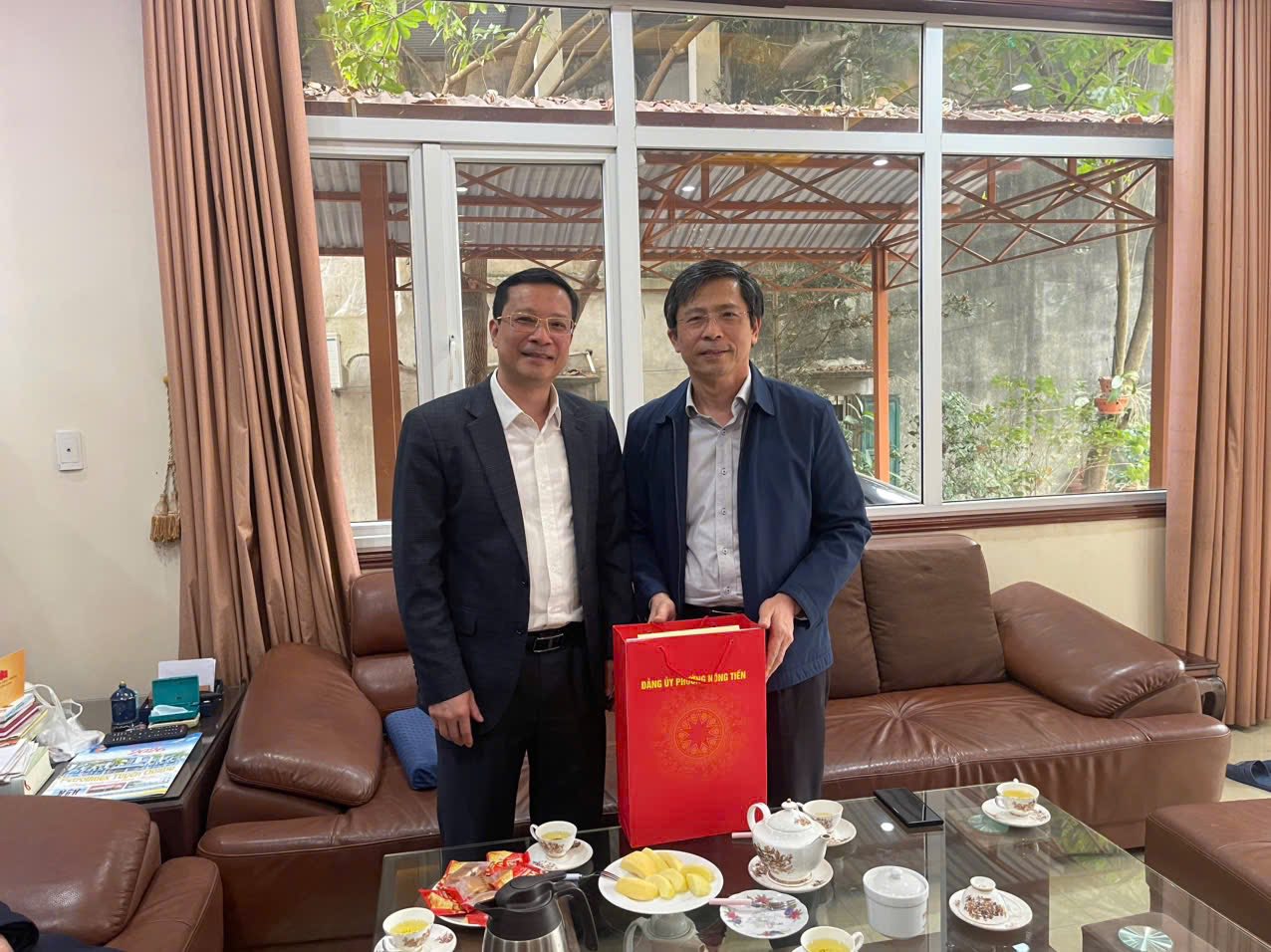 Đồng chí Bí thư Đảng ủy phường Nguyễn Thanh Hà thăm, chúc Tết các đồng chí nguyên lãnh đạo đã nghỉ hưu trên địa bàn