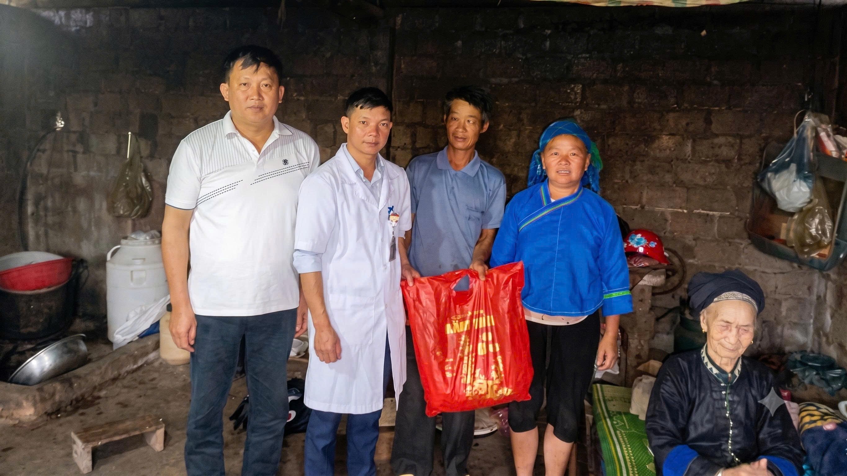 PHÁT HUY ĐẠO LÝ "UỐNG NƯỚC NHỚ NGUỒN": TRẠM Y TẾ XÃ XÍN MẦN TRI ÂN NGƯỜI CÓ CÔNG VỚI CÁCH MẠNG