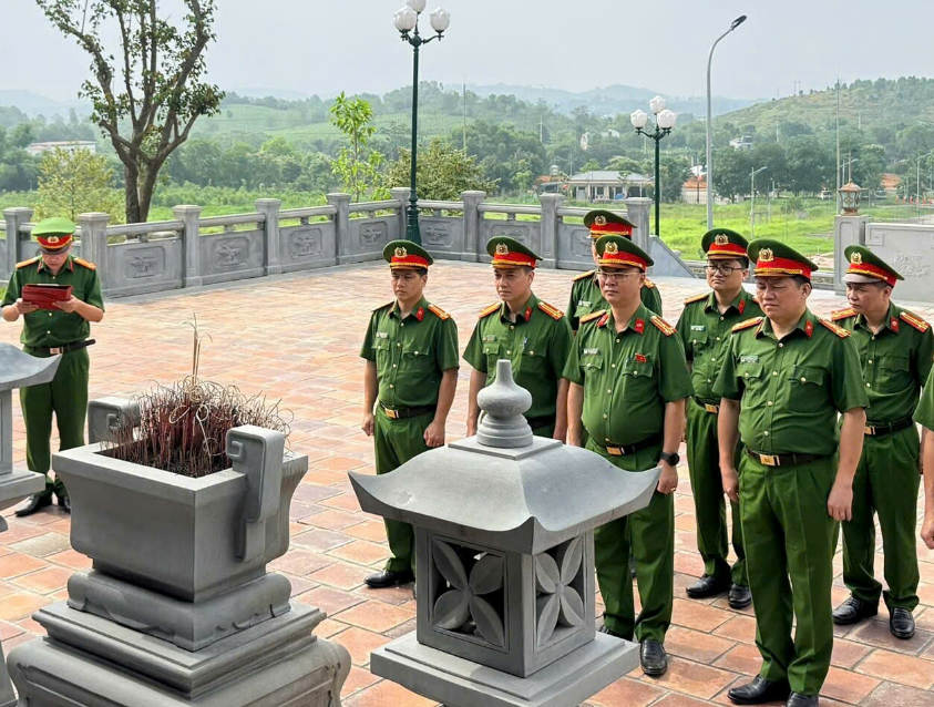 PHÒNG CẢNH SÁT KINH TẾ TỔ CHỨC SINH HOẠT CHÍNH TRỊ CHÀO MỪNG KỶ NIỆM 136 NĂM NGÀY SINH CHỦ TỊCH HỒ CHÍ MINH