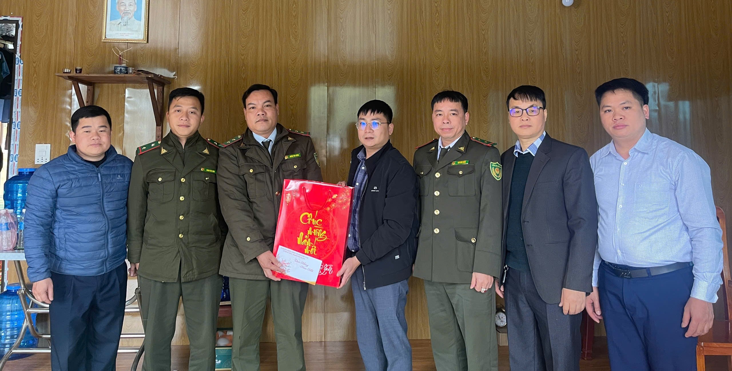 Các đồng chí Lãnh đạo Đảng ủy, UBND, Ủy ban MTTQ Việt Nam xã Hồng Thái thăm, chúc Tết  các Tổ Kiểm lâm trên địa bàn xã 