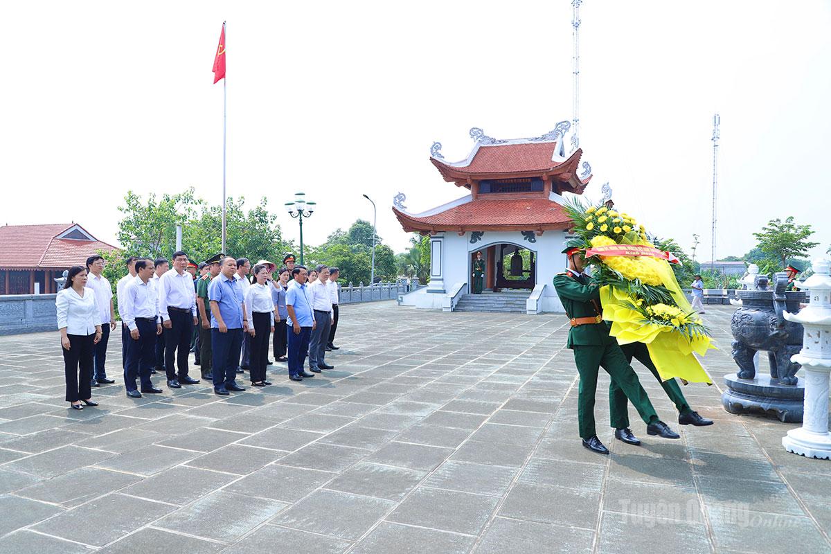 Đoàn công tác của tỉnh dâng hương tưởng niệm các Anh hùng liệt sĩ tại Nghĩa trang liệt sĩ tỉnh Tuyên Quang