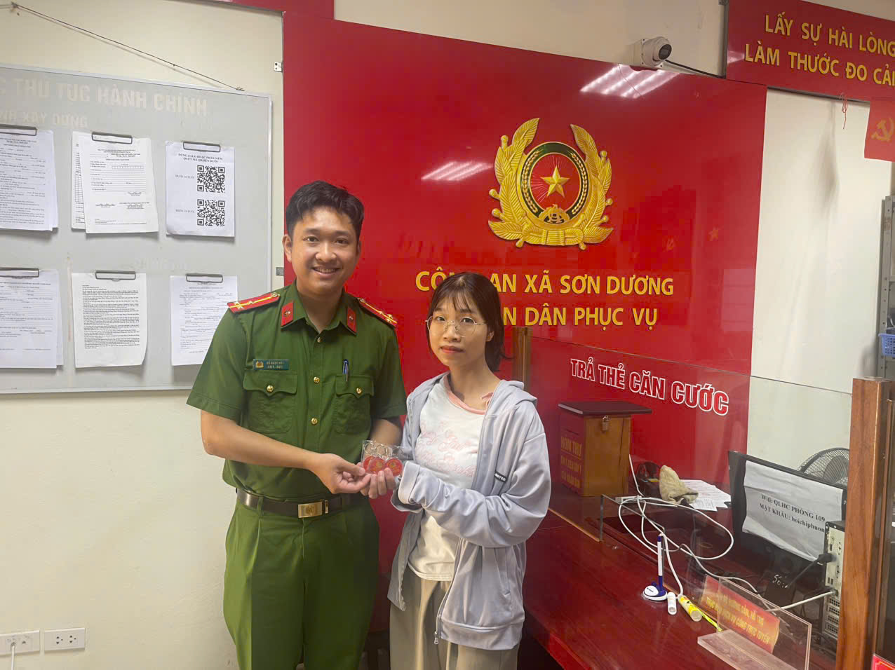 CÔNG AN XÃ SƠN DƯƠNG - TRAO MÓN QUÀ NHỎ, GỬI GẮM NIỀM TIN, LAN TỎA TINH THẦN VÌ NHÂN DÂN PHỤC VỤ