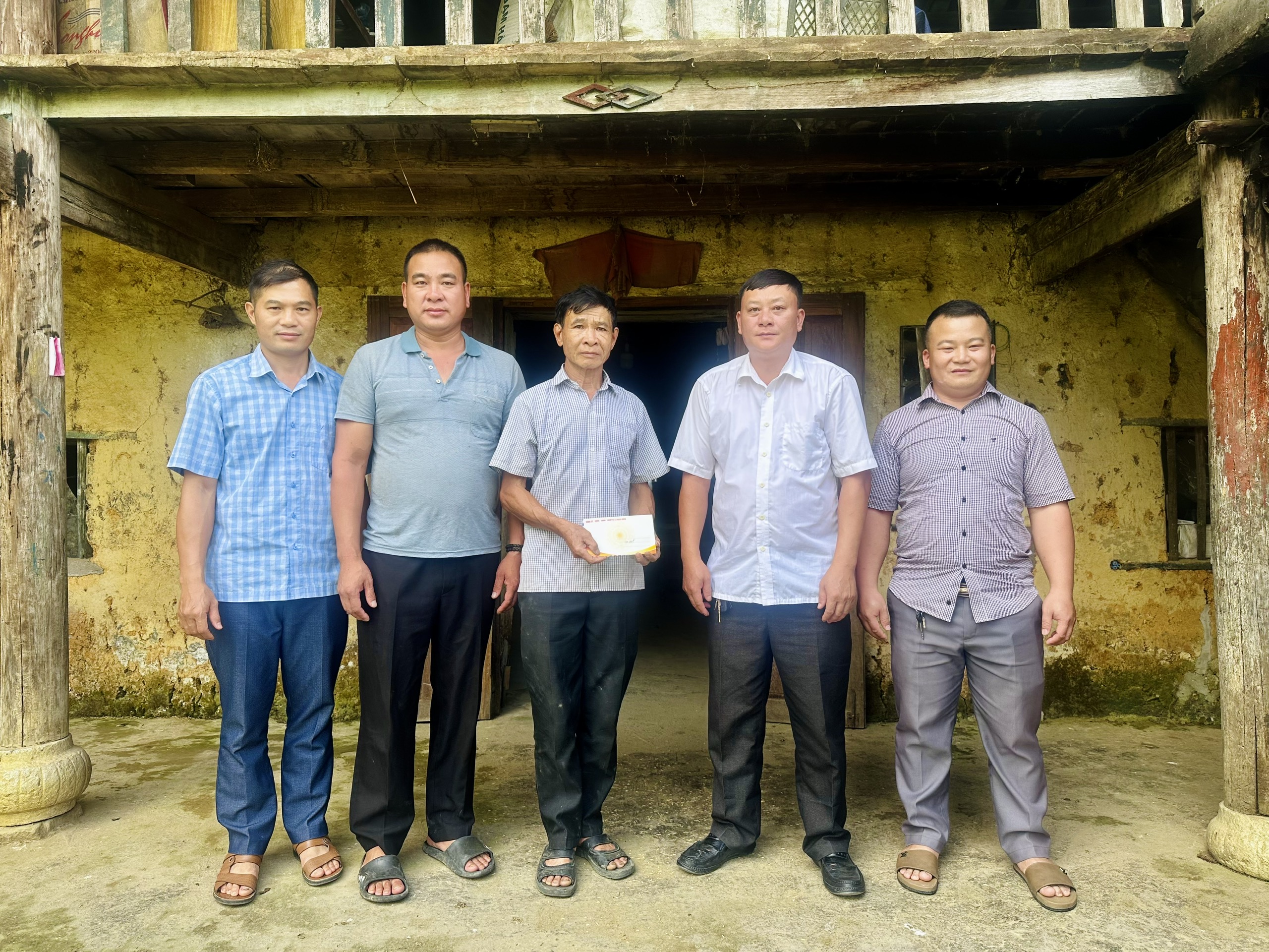 LÃNH ĐẠO XÃ BẠCH ĐÍCH THĂM, TẶNG QUÀ NGƯỜI CÓ CÔNG VỚI CÁCH MẠNG, THÂN NHÂN GIA ĐÌNH LIỆT SĨ NHÂN KỶ NIỆM 79 NĂM NGÀY THƯƠNG BINH - LIỆT SĨ (27/7/1947 - 27/7/2026)