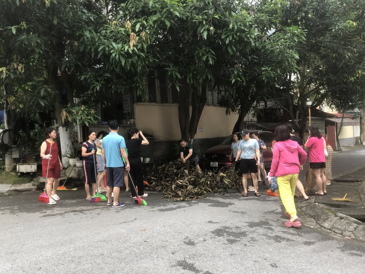 PHƯỜNG HÀ GIANG 2 RA QUÂN TỔNG VỆ SINH MÔI TRƯỜNG HƯỞNG ỨNG PHONG TRÀO “VÌ MỘT VIỆT NAM XANH - SẠCH - ĐẸP”