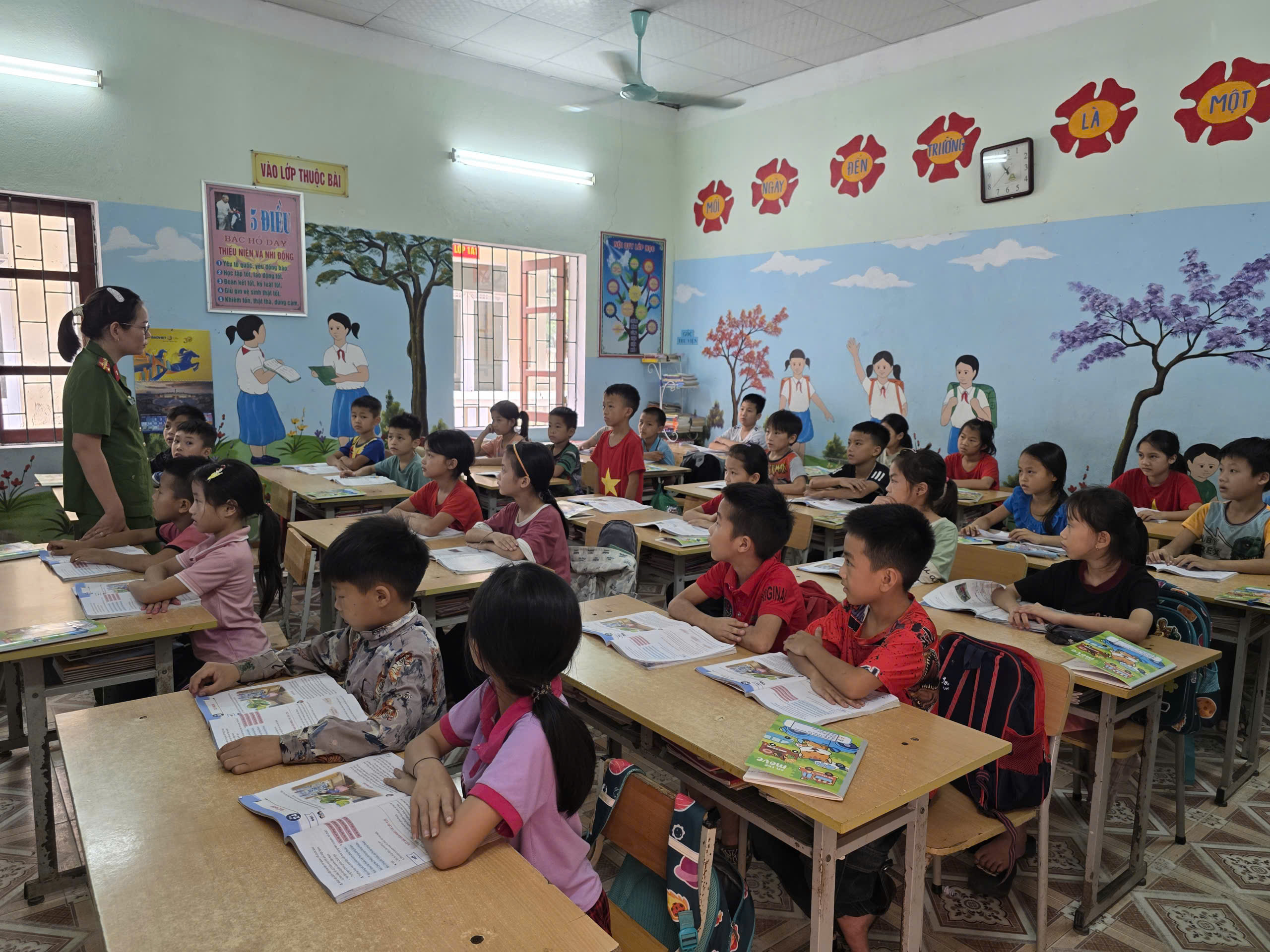 CÔNG AN XÃ THUẬN HÒA TỔ CHỨC CHUỖI TUYÊN TRUYỀN PHÁP LUẬT TẠI CÁC TRƯỜNG HỌC TRÊN ĐỊA BÀN XÃ