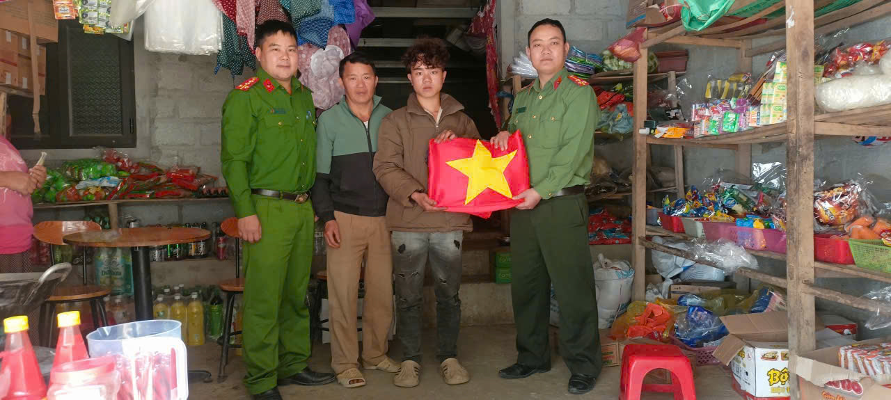 CÔNG AN XÃ CÁN TỶ TUYÊN TRUYỀN, VẬN ĐỘNG NHÂN DÂN TREO CỜ TỔ QUỐC CHÀO MỪNG NGÀY BẦU CỬ 