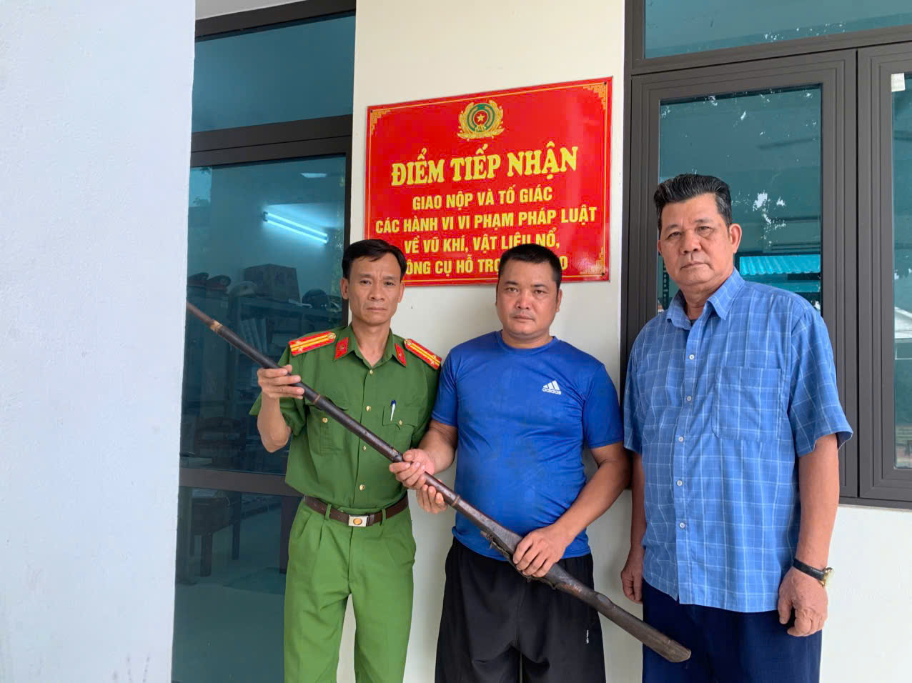 TIẾP TỤC THỰC HIỆN CAO ĐIỂM TUYÊN TRUYỀN, VẬN ĐỘNG THU HỒI VŨ KHÍ, VẬT LIỆU NỔ, CÔNG CỤ HỖ TRỢ TRÊN ĐỊA BÀN XÃ BÌNH XA