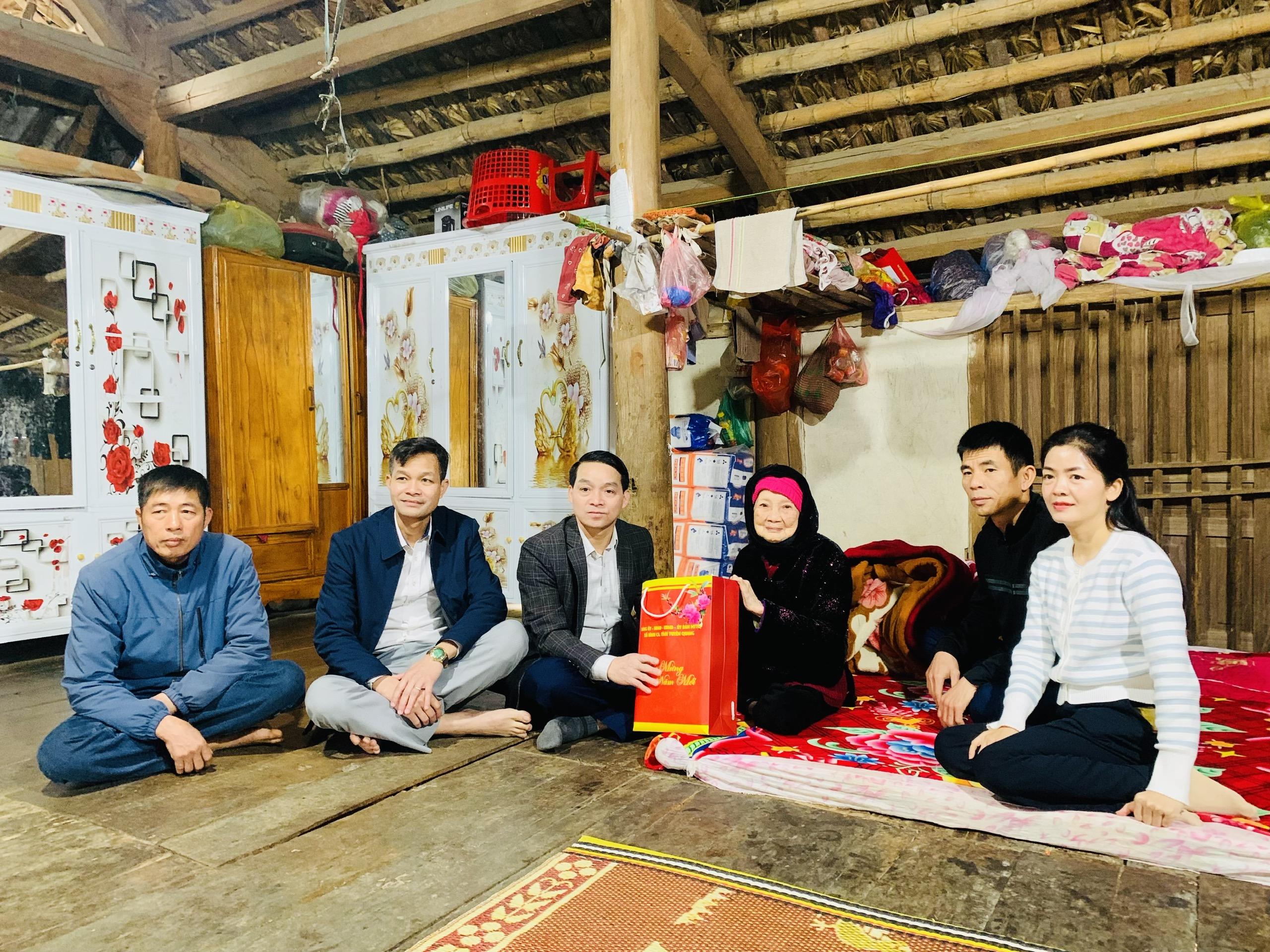 Lãnh đạo xã Bình Ca thăm, tặng quà người cao tuổi nhân dịp Tết Nguyên đán Bính Ngọ 2026