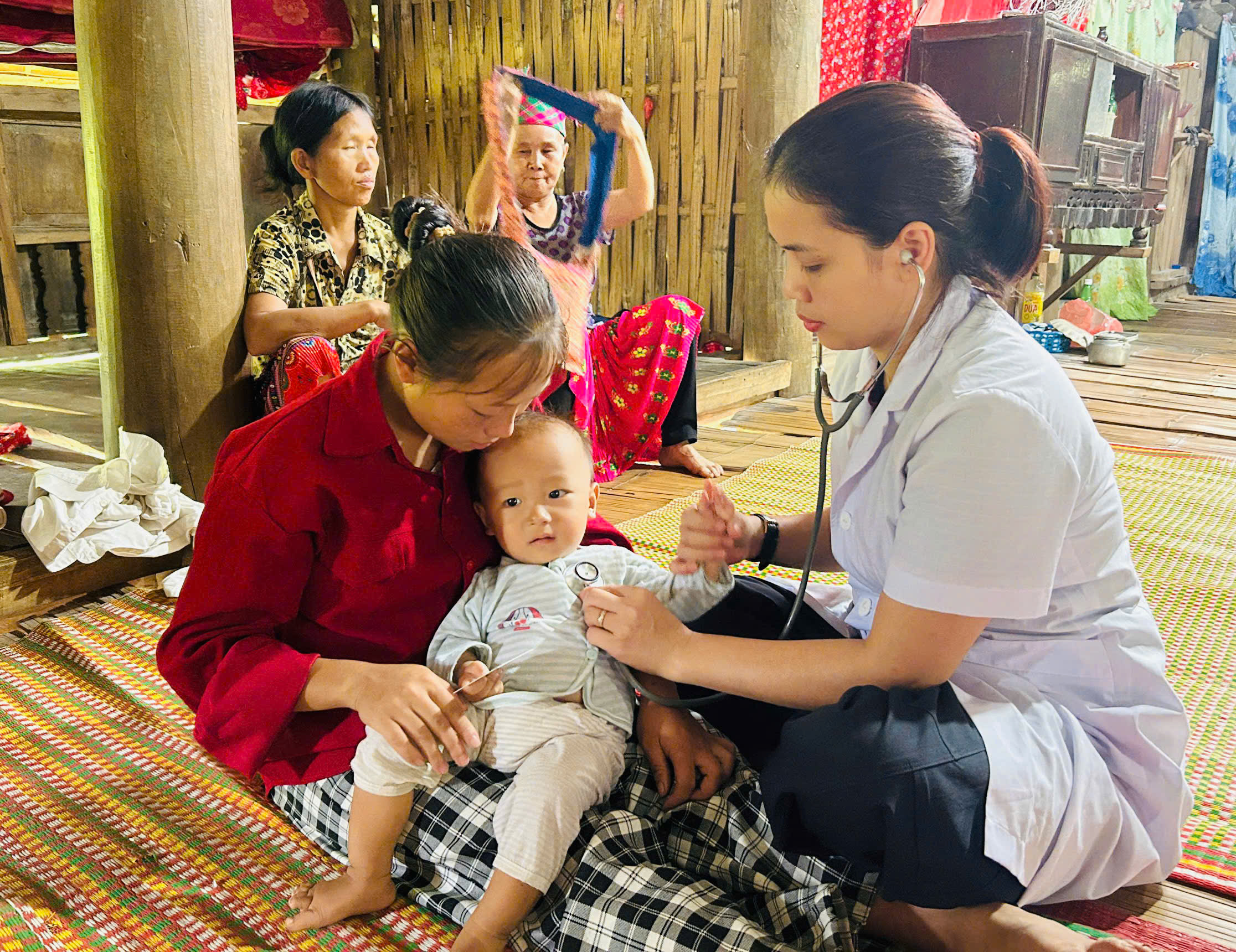 Trạm Y tế tổ chức khám, tư vấn và truyền thông giáo dục sức khỏe tại nhóm hộ Phia Đén, thôn Trang