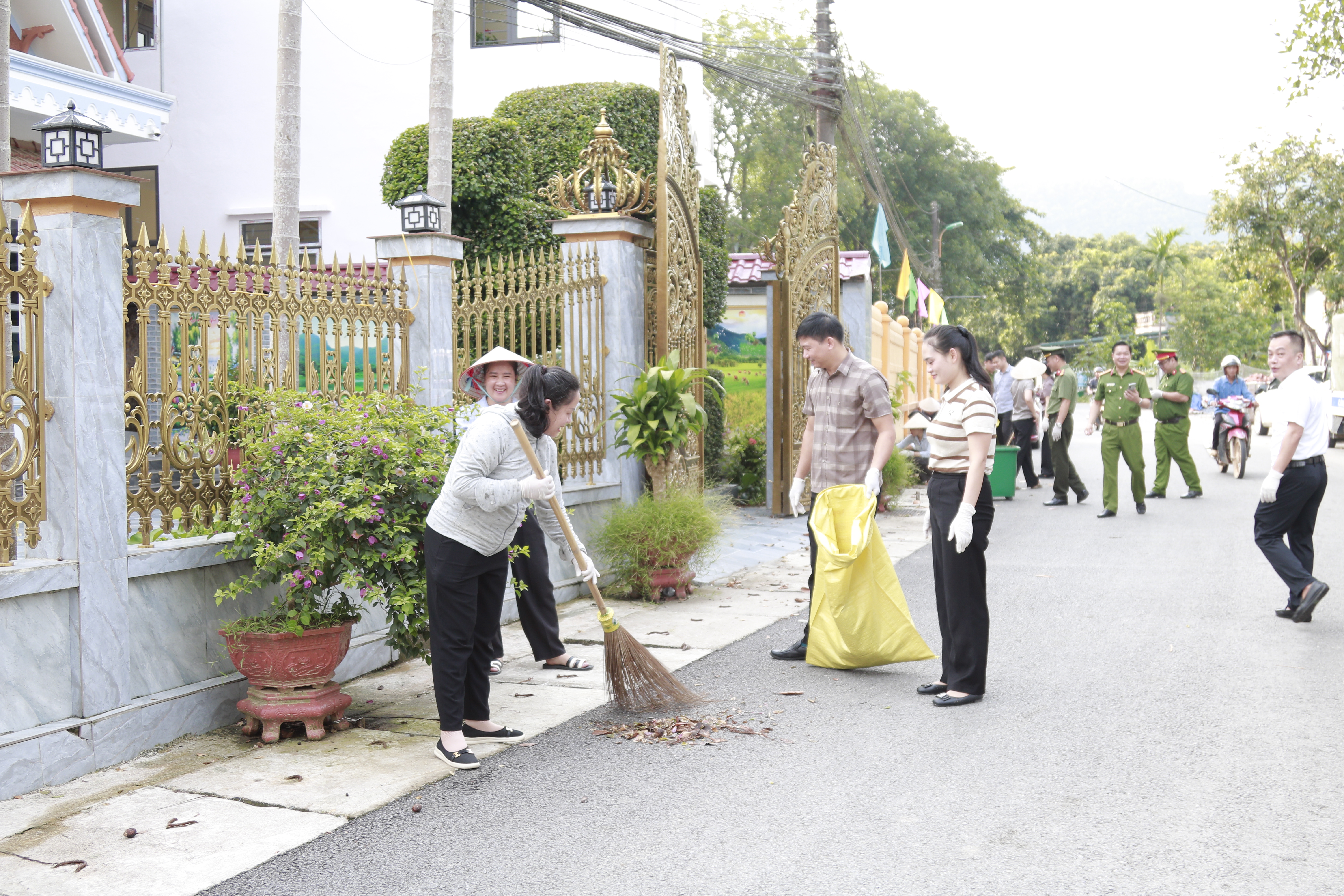 Tân Quang ra quân hưởng ứng Ngày Môi trường thế giới 5/6: Chung tay xử lý rác thải, xây dựng môi trường xanh - sạch - đẹp