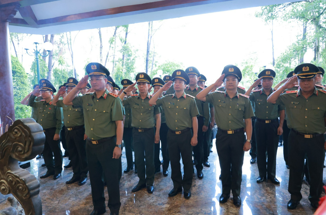 LÃNH ĐẠO BỘ CÔNG AN DÂNG HOA, DÂNG HƯƠNG TRI ÂN CÁC ANH HÙNG LIỆT SĨ TẠI KHU DI TÍCH LỊCH SỬ QUỐC GIA ĐẶC BIỆT NGÃ BA ĐỒNG LỘC