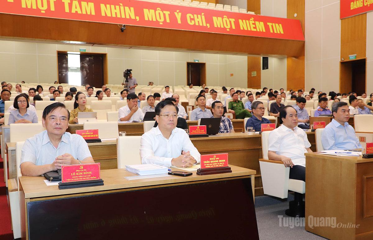 Bồi dưỡng kiến thức về quản trị quốc gia, quản trị địa phương và quản trị an ninh phi truyền thống