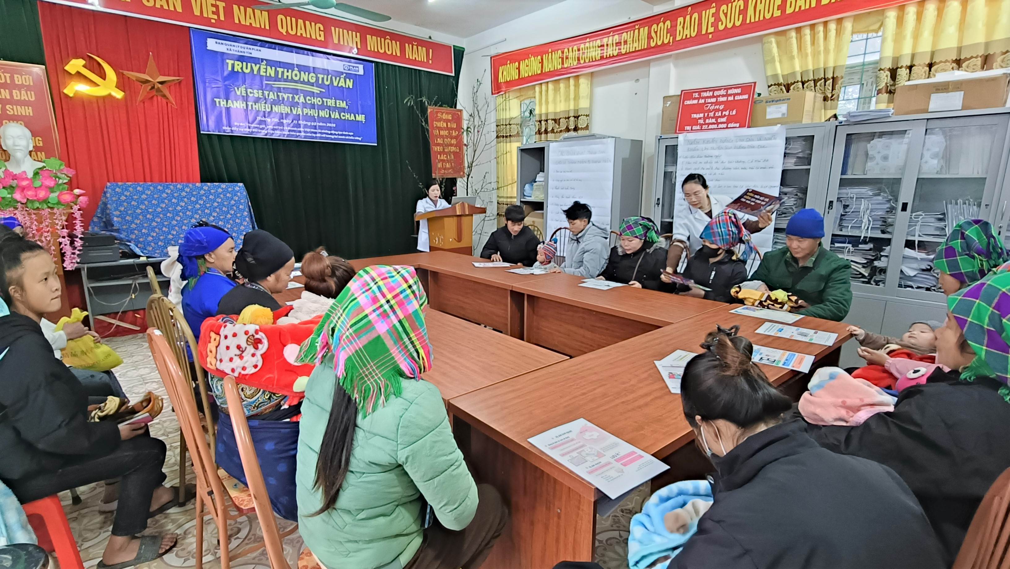 Ban quản lý dự án Plan xã Thàng Tín tổ chức truyền thông về CSE tại Trạm Y tế xã khi có khách hàng cho trẻ em, thanh thiếu niên, phụ nữ và cha mẹ