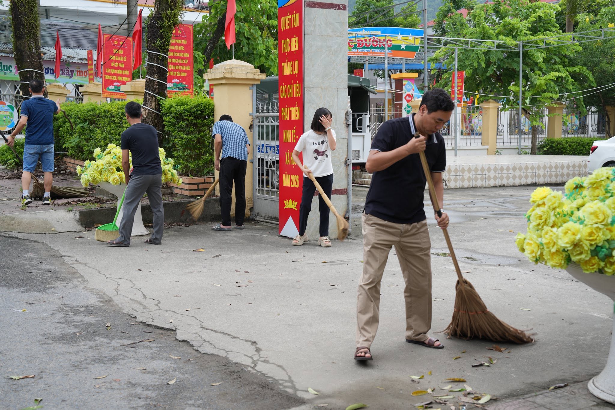 Xã Ngọc Đường phát động ra quân tổng vệ sinh môi trường hưởng ứng phong trào thi đua "Toàn dân chung tay bảo vệ môi trường, vì một Việt Nam xanh - sạch - đẹp"