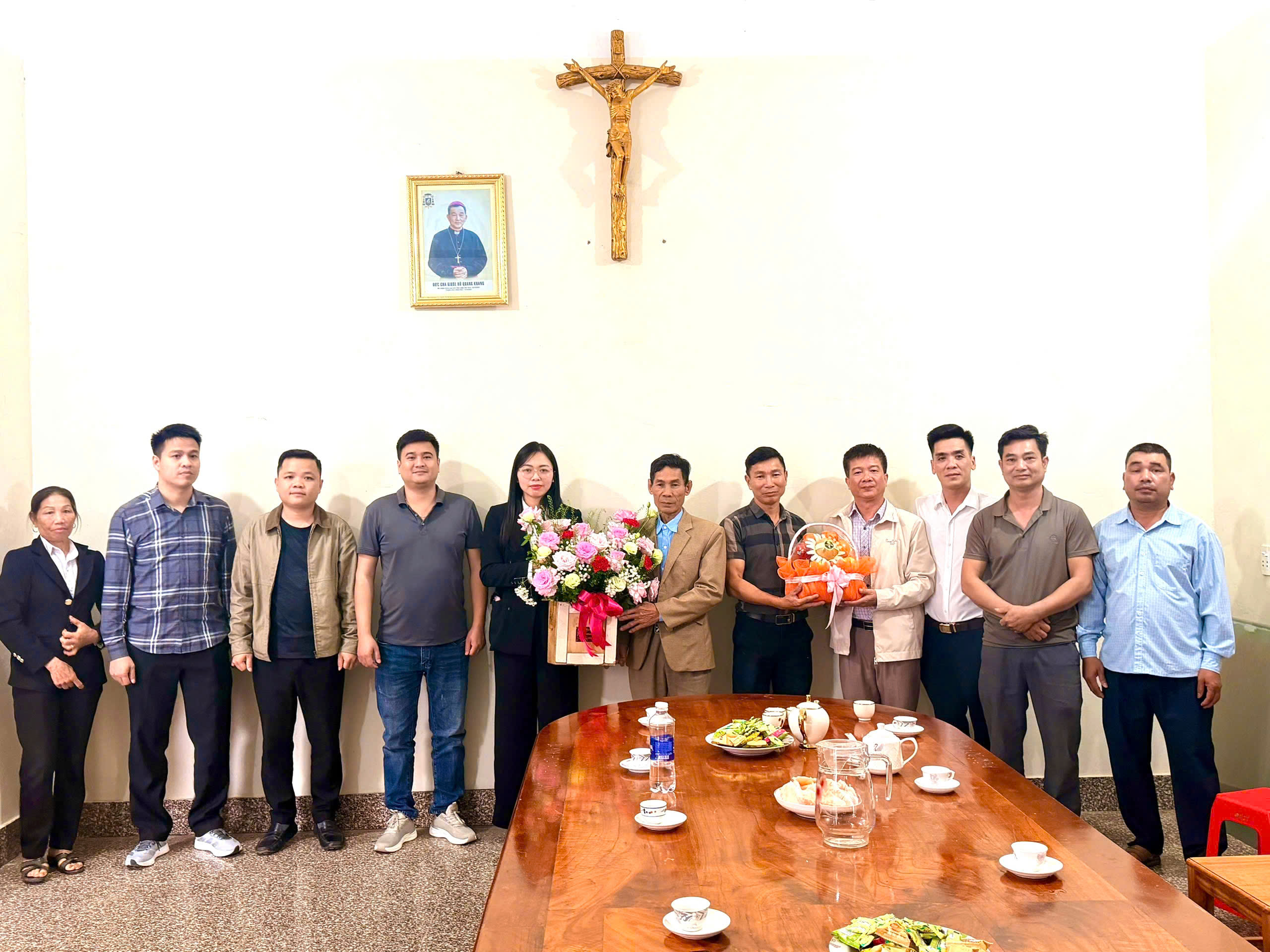 CÔNG AN XÃ YÊN NGUYÊN THĂM HỎI, TẶNG QUÀ VÀ PHỐI HỢP BẢO ĐẢM AN NINH TRẬT TỰ DỊP GIÁNG SINH 2025 TẠI HỌ GIÁO BẮC NHỤNG