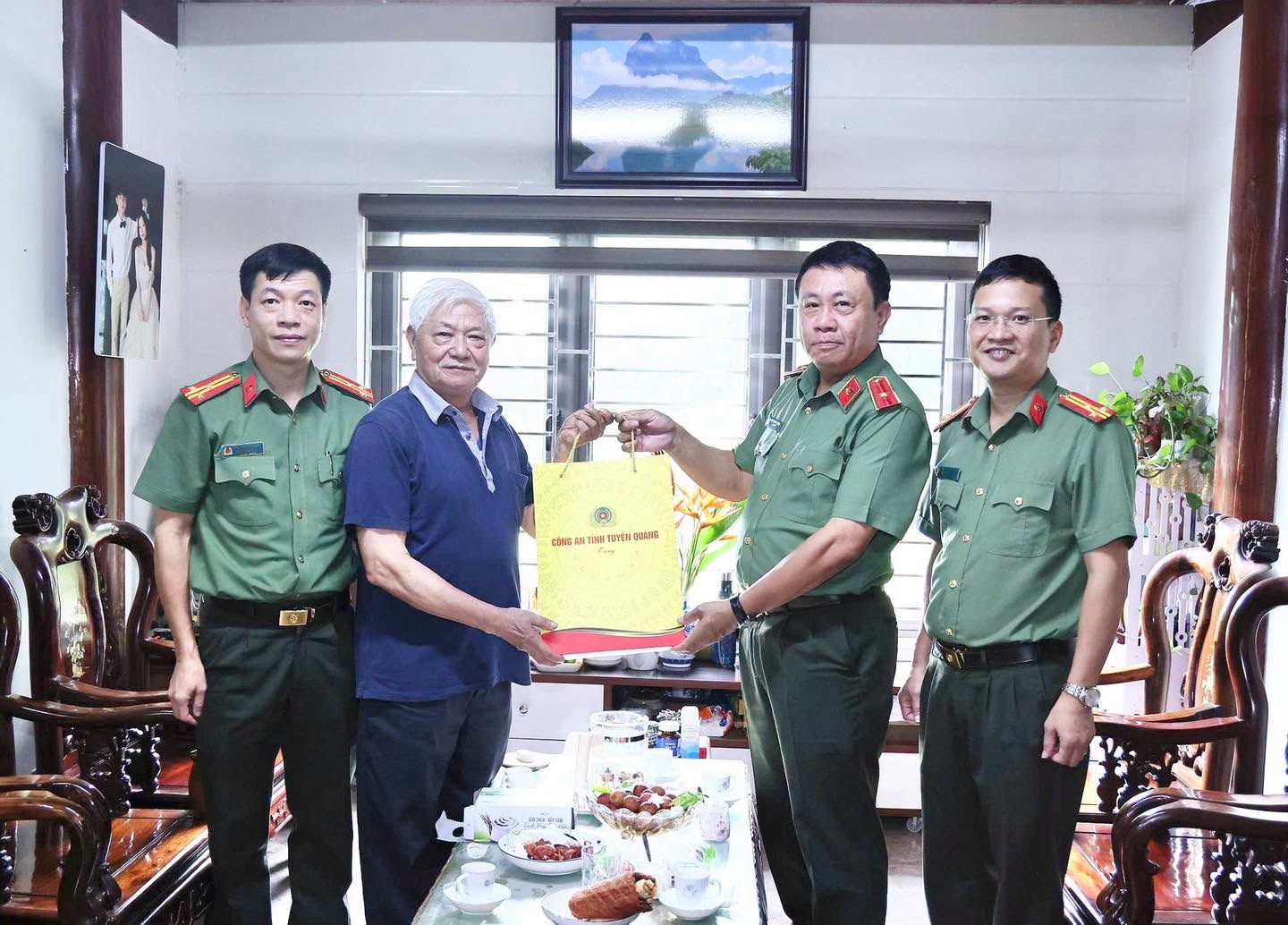 LÃNH ĐẠO CÔNG AN TỈNH THĂM, TẶNG QUÀ CÁC ĐỒNG CHÍ NGUYÊN LÃNH ĐẠO CÔNG AN TỈNH 