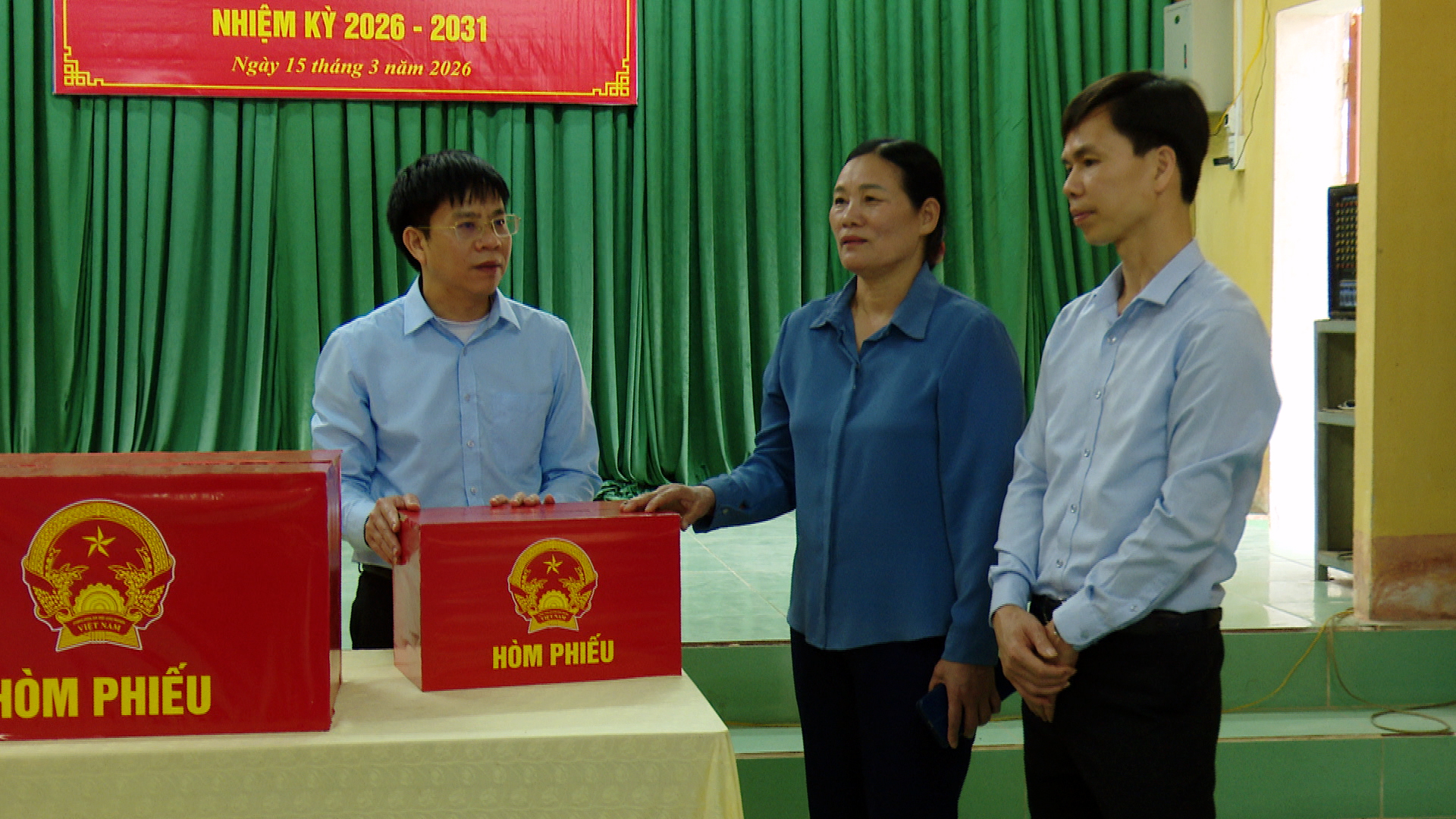 Đồng chí Nguyễn Văn Hiền, Phó Trưởng Ban Tổ chức Tỉnh ủy Tuyên Quang  kiểm tra công tác chuẩn bị bầu cử tại xã Minh Quang