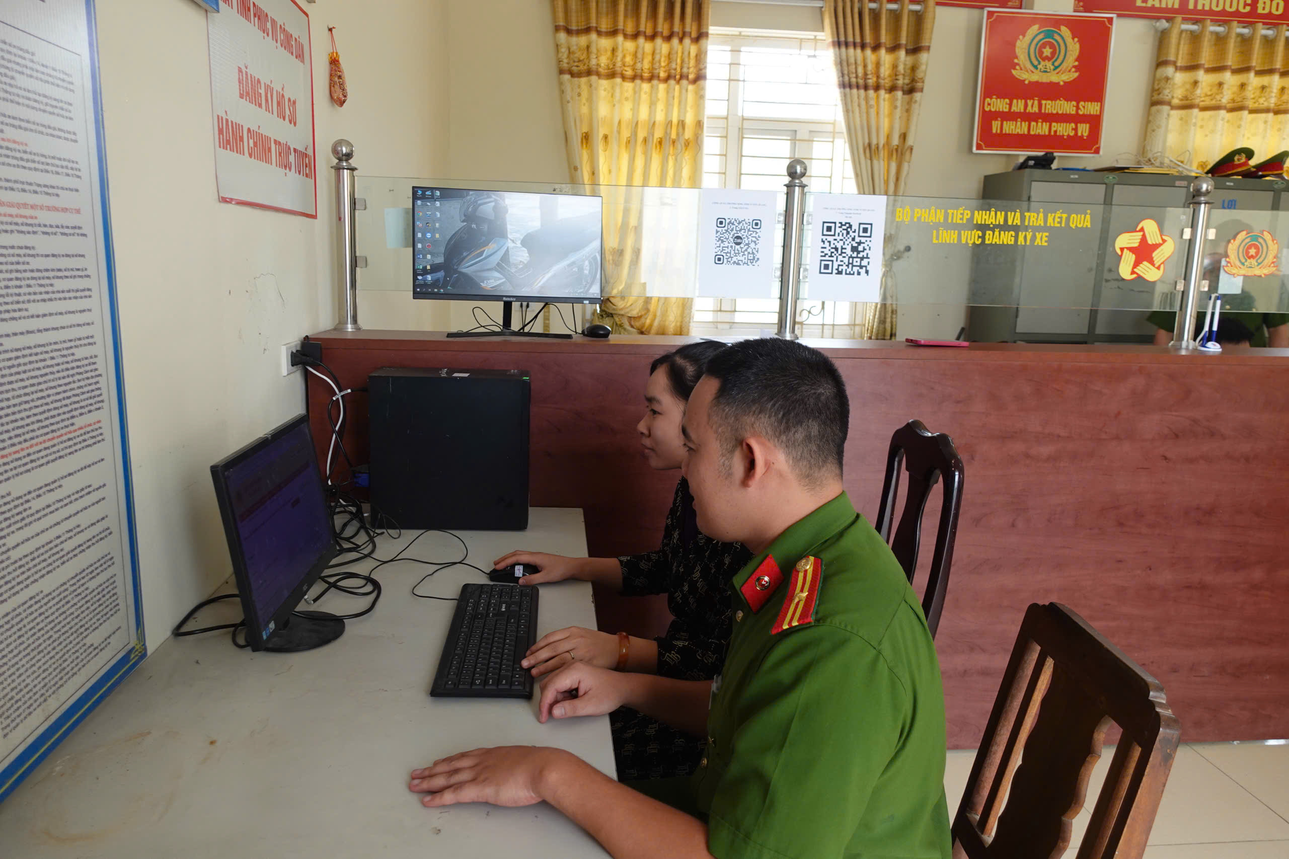 CÔNG AN XÃ TRƯỜNG SINH TÍCH CỰC HỖ TRỢ NGƯỜI DÂN TRONG CÔNG TÁC ĐĂNG KÝ XE