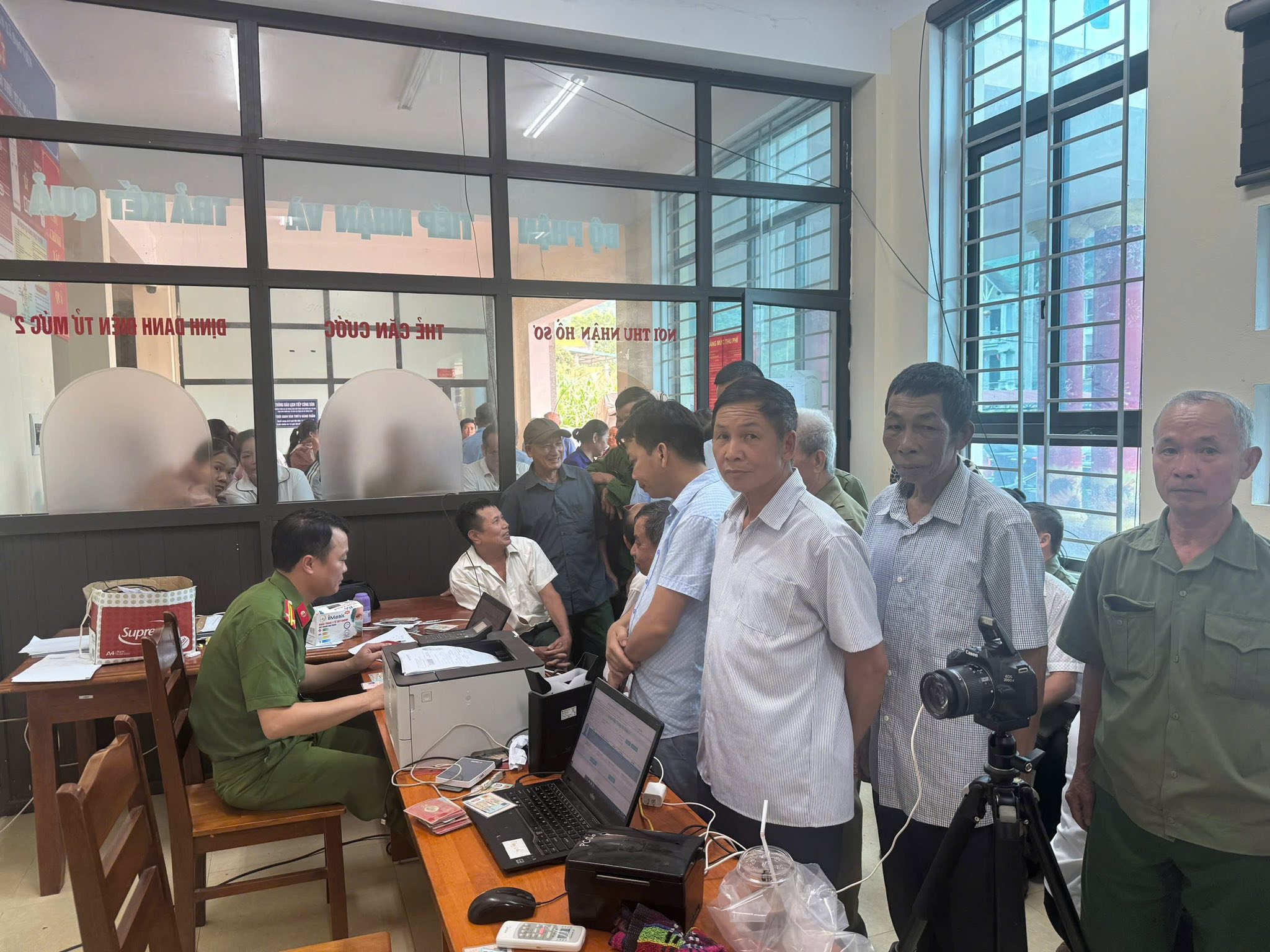 CÔNG AN XÃ TRUNG SƠN TÍCH CỰC THAM MƯU ĐẢNG BỘ XÃ TRUNG SƠN THỰC HIỆN THU THẬP THÔNG TIN ĐỔI THẺ ĐẢNG VIÊN