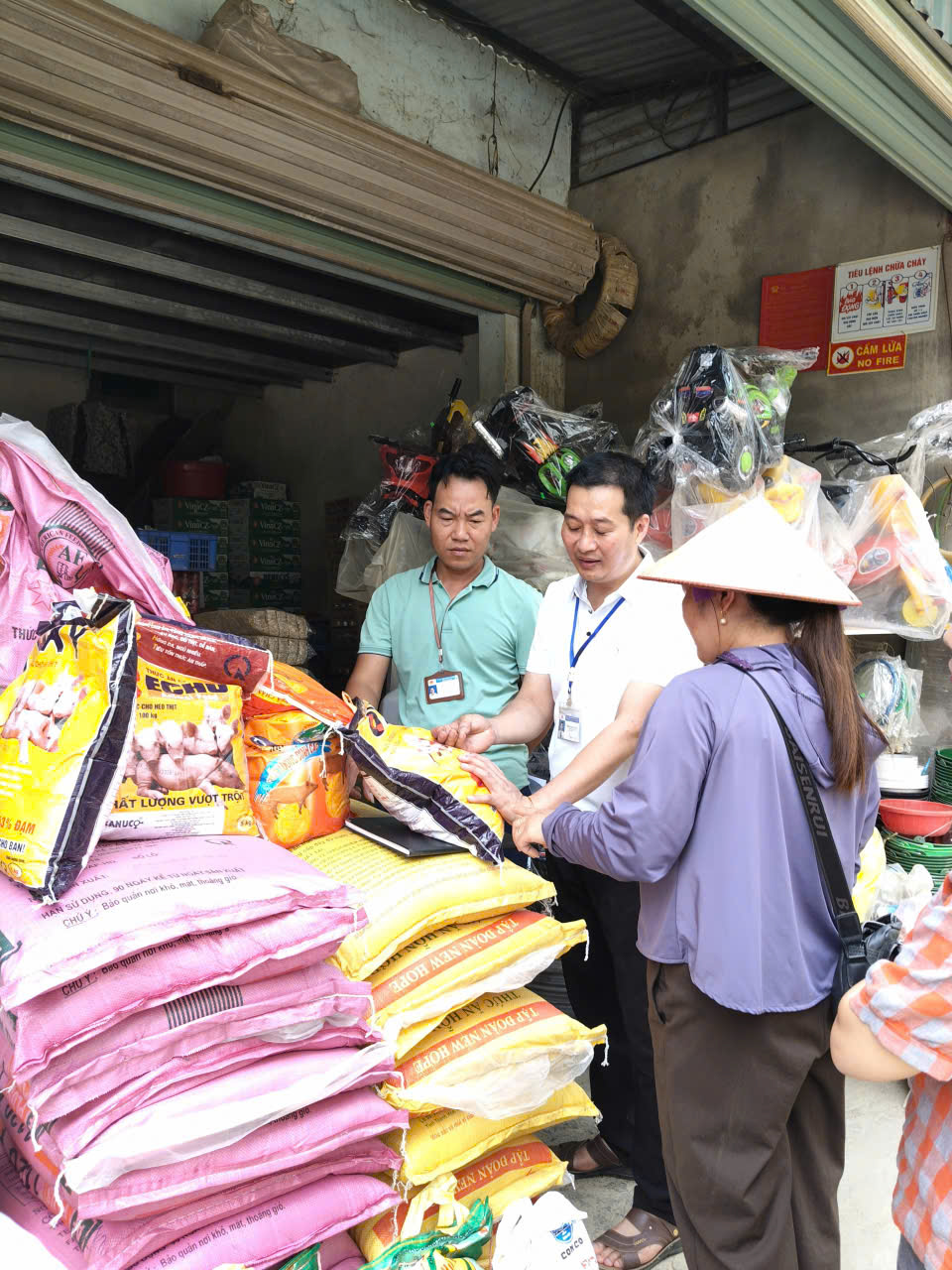 Uỷ ban nhân dân xã Niêm Sơn phối hợp với Trạm Chăn nuôi, Thú y và Thuỷ sản khu vực VIII thành lập đoàn kiểm tra cơ sở kinh doanh, giết mổ động vật, sản phẩm động vật; cơ sở hành nghề, kinh doanh thuốc thú y và cơ sở kinh doanh thức ăn chăn nuôi tại xã Niêm Sơn