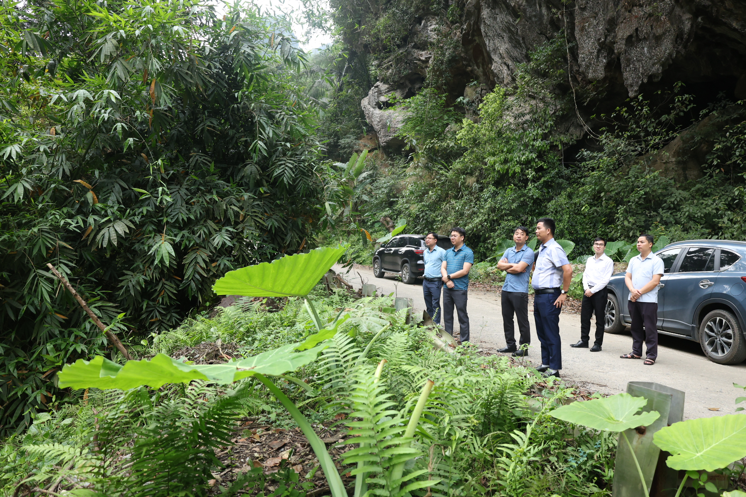 Đồng chí Tô Viết Hiệp, Bí thư Đảng ủy, Chủ tịch Hội đồng nhân dân xã kiểm tra công tác chuẩn bị ra mắt Làng sáng tạo nội dung số