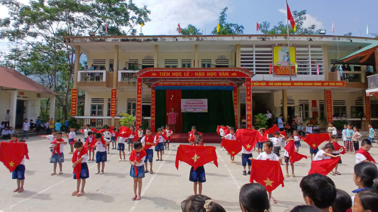 Trường Mầm non Bản Nhùng tổ chức cho các bé mẫu giáo 5 tuổi tham quan, trải nghiệm thực tế tại Trường PTDTBT TH&THCS Bản Nhùng