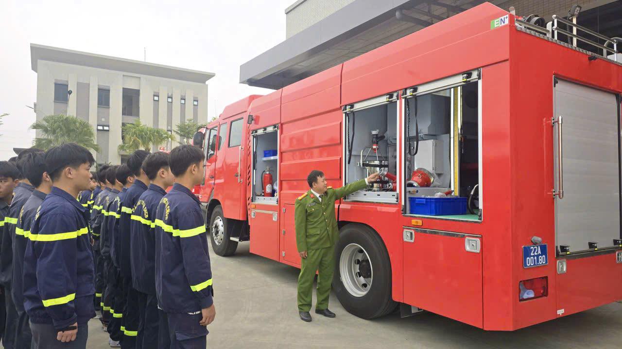 TIẾP NHẬN NHIỀU PHƯƠNG TIỆN CHỮA CHÁY HIỆN ĐẠI 