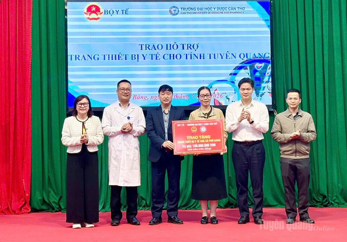Đoàn công tác Bộ Y tế khám, chữa bệnh và trao tặng thiết bị y tế tại một số xã