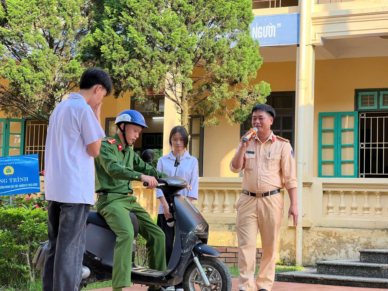CÔNG AN XÃ TÂN THANH PHỐI HỢP TUYÊN TUYỀN, PHỔ BIẾN GIÁO DỤC PHÁP LUẬT CHO HƠN 1.000 GIÁO VIÊN VÀ HỌC SINH TRƯỜNG THCS VÀ THPT KHÁNG NHẬT
