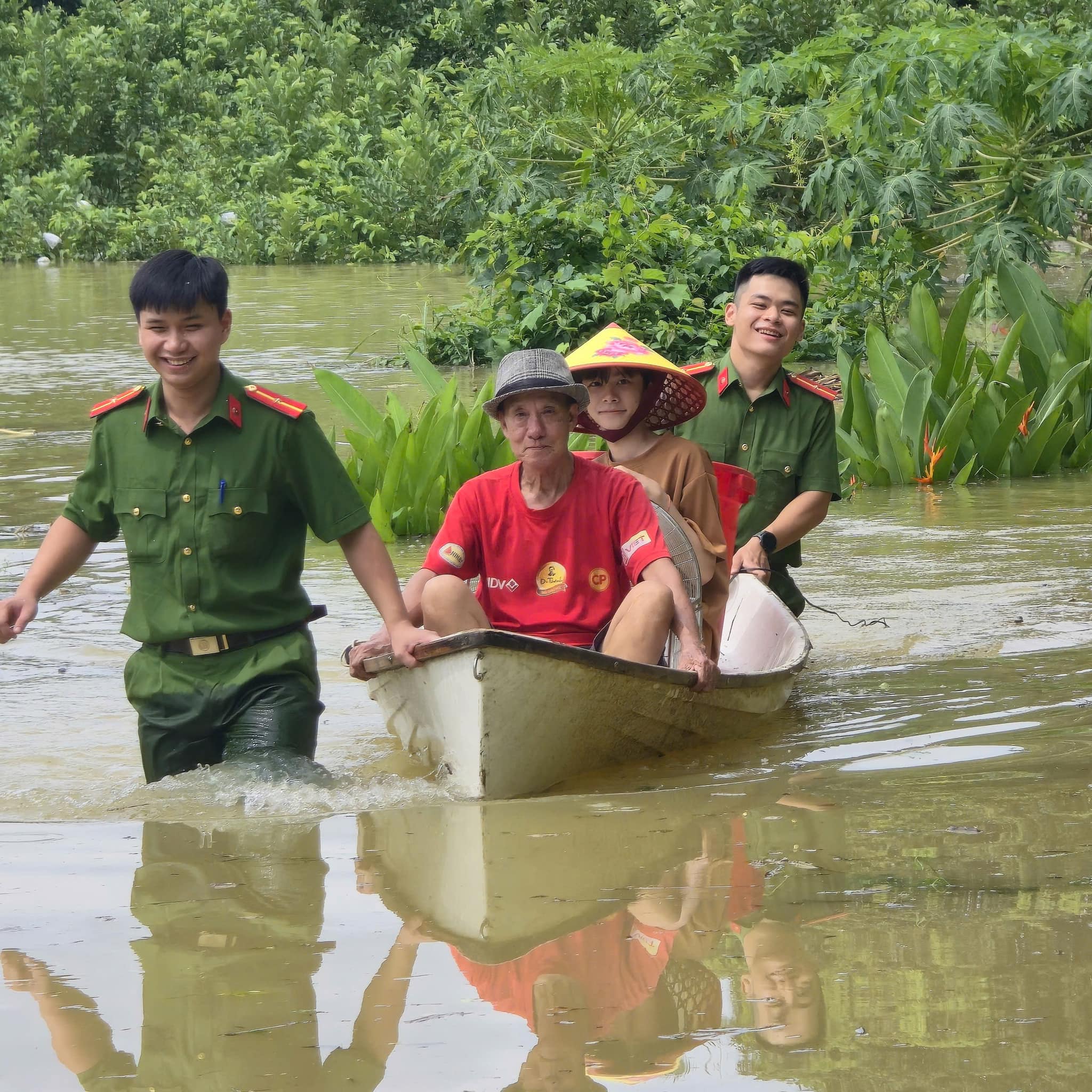Công an phường Nông Tiến hỗ trợ nhân d�ân di rời người và tài sản đến khu vực an toàn