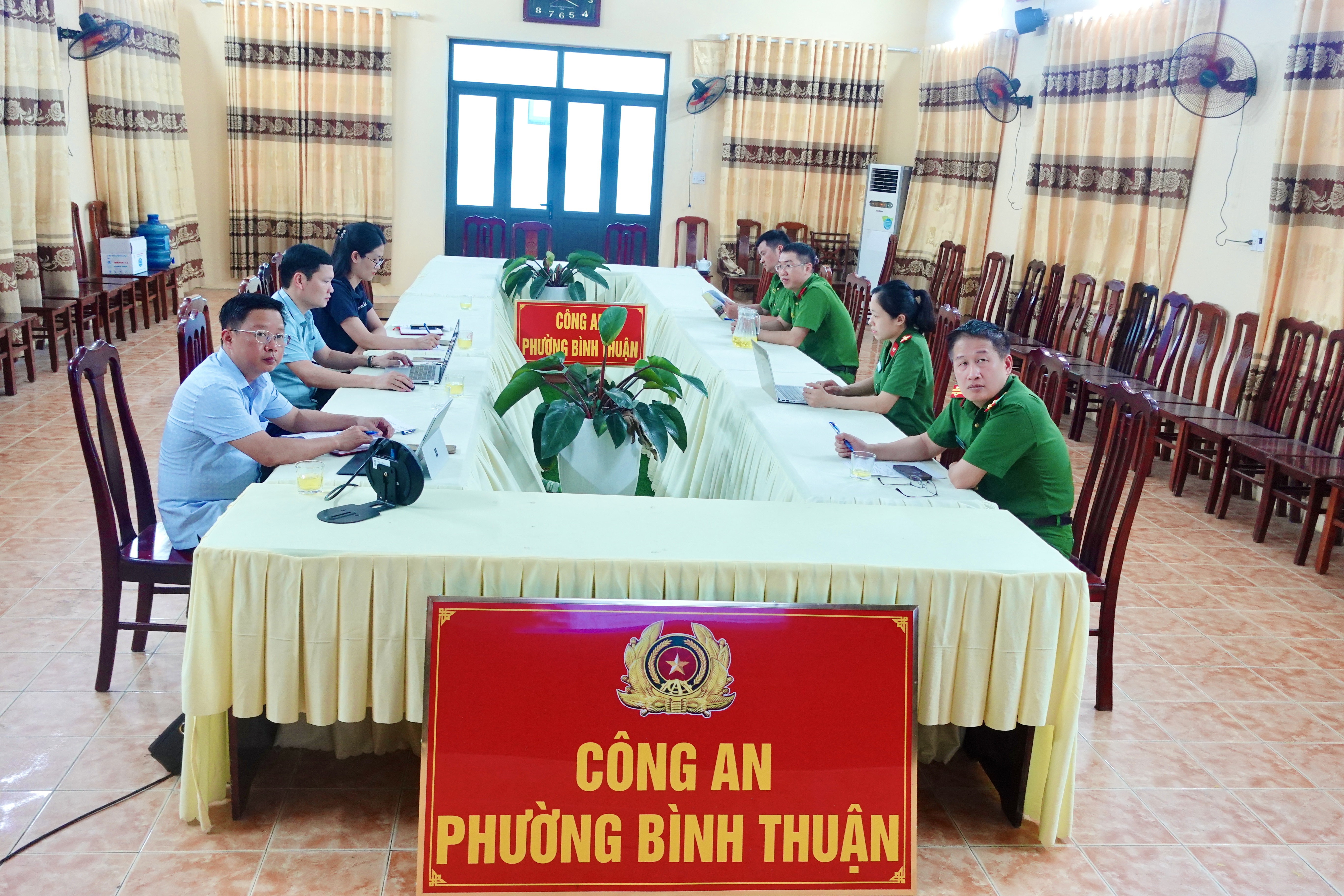 HỘI NGHỊ TRIỂN KHAI “CHIẾN DỊCH MÙA HÈ SỐ CÙNG VNeID”, HƯỚNG DẪN CÔNG DÂN SỐ, ĐỒNG HÀNH CÙNG NHÂN DÂN THỰC HIỆN ĐỀ ÁN 06