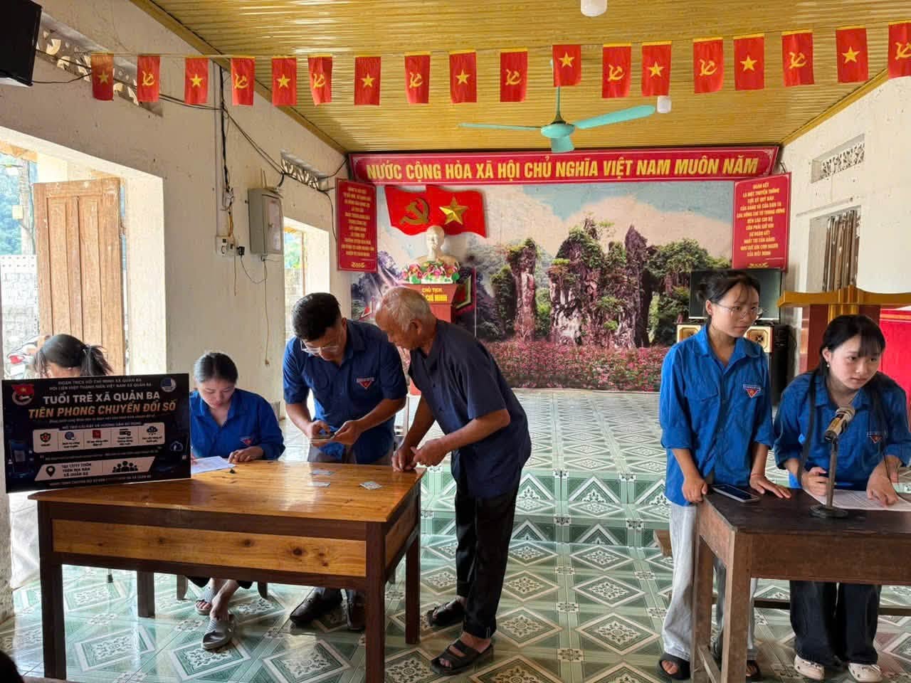 ĐOÀN XÃ QUẢN BẠ TÍCH CỰC HỖ TRỢ CHUYỂN ĐỔI SỐ TẠI THÔN LÙNG THÀNG