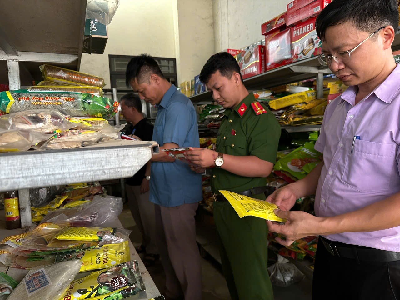 CÔNG AN XÃ TRƯỜNG SINH TĂNG CƯỜNG KIỂM TRA VỆ SINH AN TOÀN THỰC PHẨM TRÊN ĐỊA BÀN