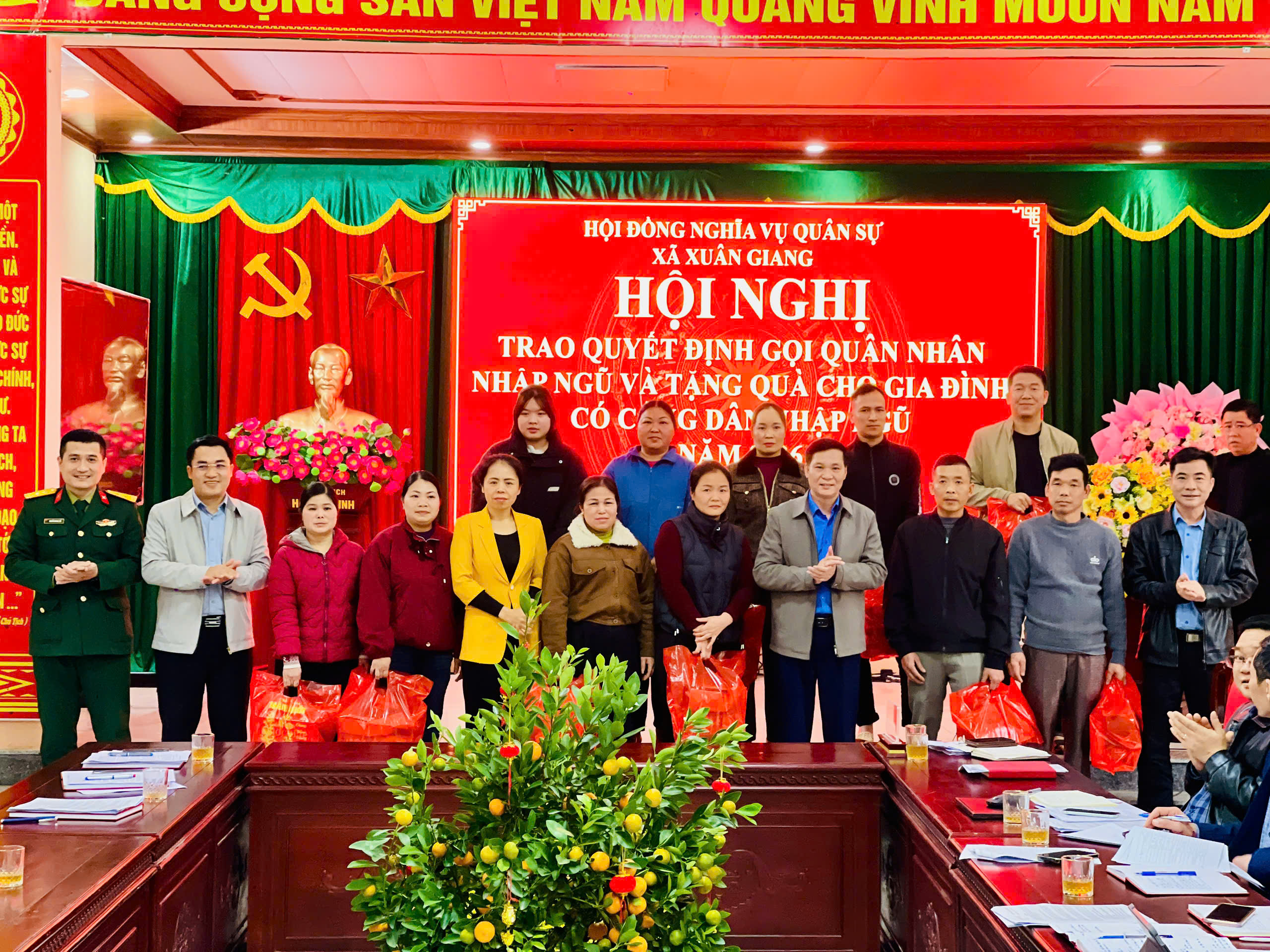 Hội nghị trao Quyết định gọi công dân nhập ngũ và gặp mặt, tặng quà các gia đình có công dân trúng tuyển nghĩa vụ quân sự năm 2026.