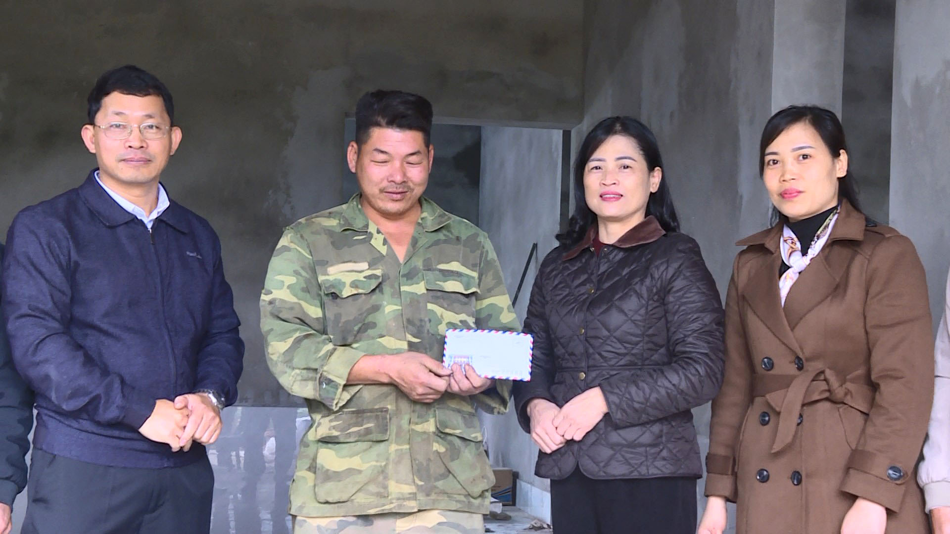 Lãnh đạo xã Yên Nguyên thăm hỏi, trao hỗ trợ các hộ dân bị thiệt hại do bão số 10