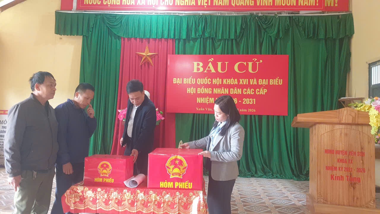 Lãnh đạo xã Xuân Vân kiểm tra công tác chuẩn bị bầu cử tại các thôn 