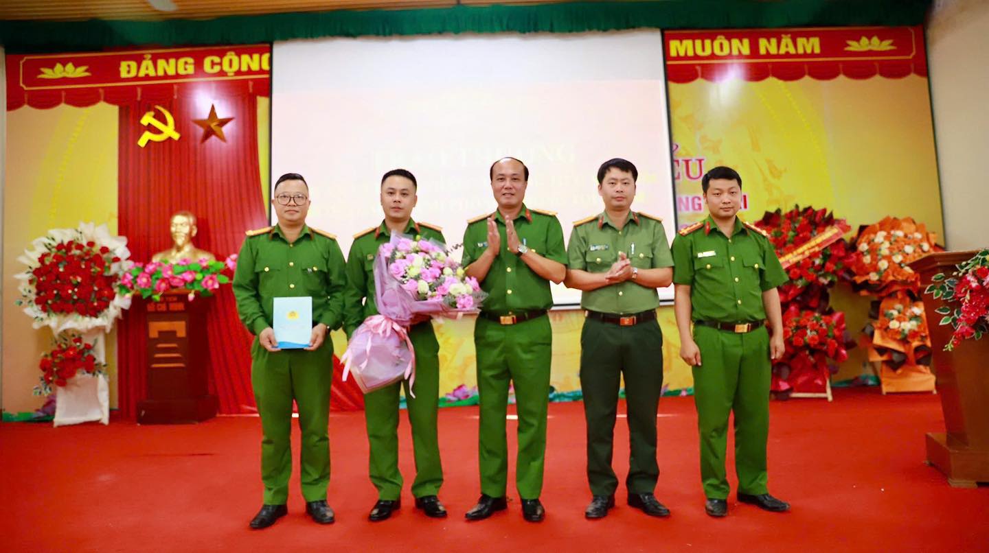 KHEN THƯỞNG ĐỘT XUẤT CÔNG AN XÃ HỒNG THÁI CÓ THÀNH TÍCH XUẤT SẮC TRONG ĐẤU TRANH PHÒNG CHỐNG TỘI PHẠM