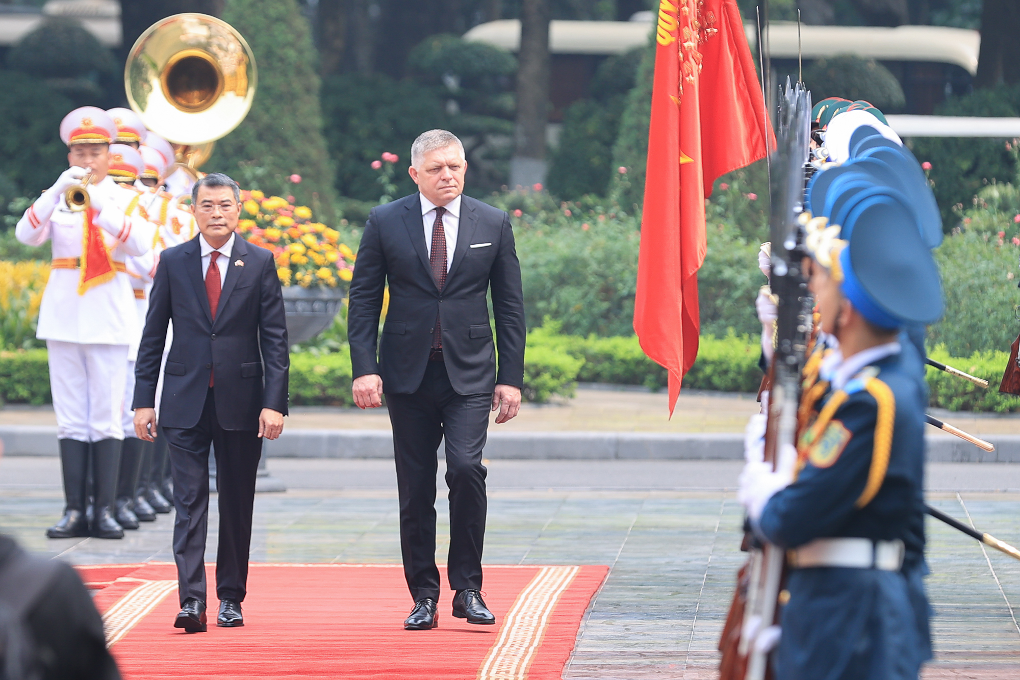 Prime Minister Le Minh Hung hosts official welcome ceremony for Slovak counterpart Robert Fico