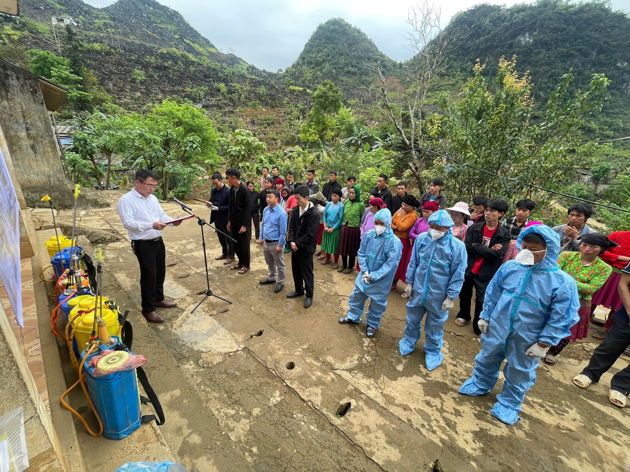 Xã Lũng Phìn tổ chức Lễ phát động Tháng vệ sinh, khử trùng, tiêu độc môi trường và tiêm phòng vắc xin cho đàn vật nuôi đợt 1 năm 2026