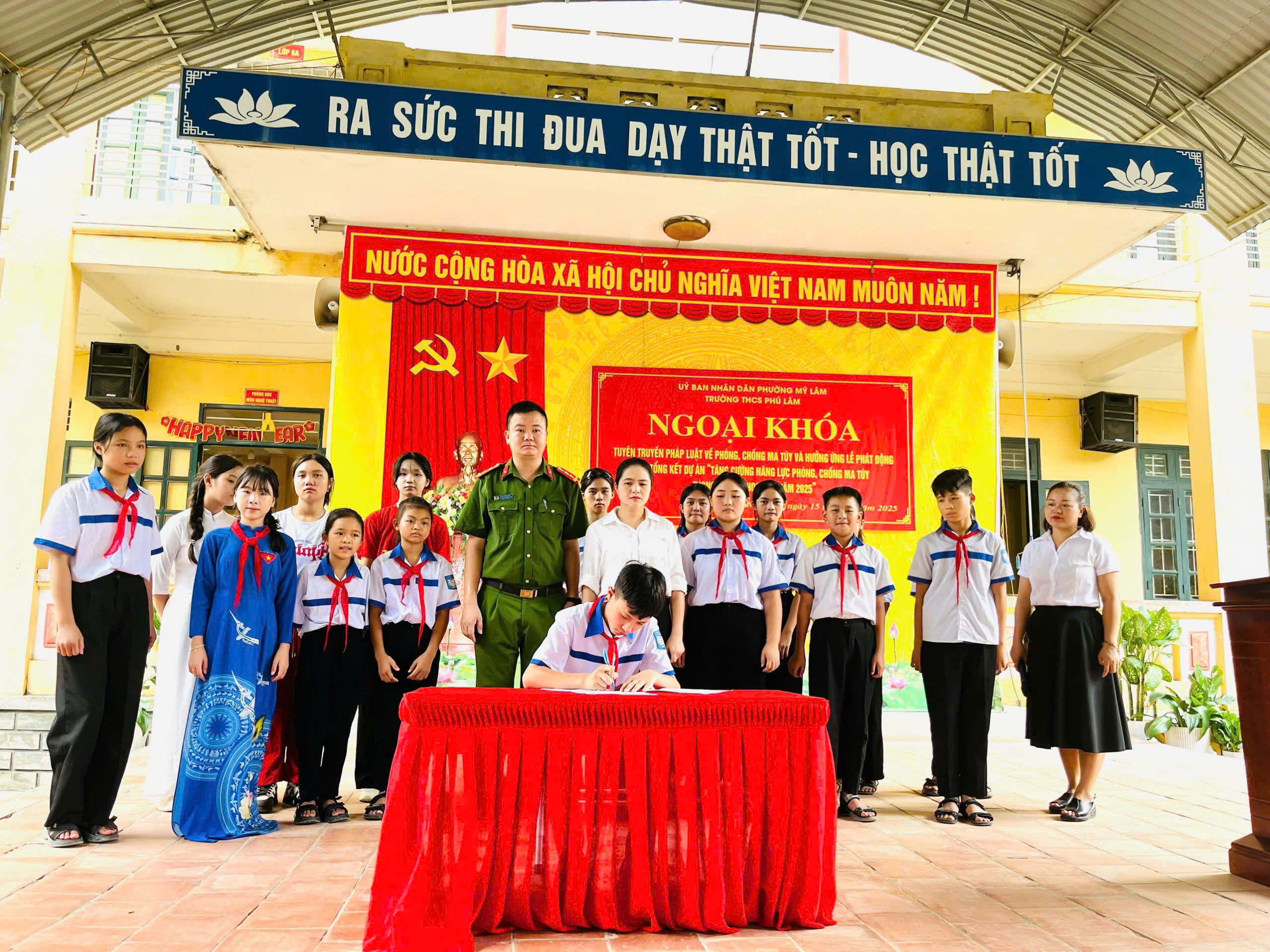 CÔNG AN PHƯỜNG MỸ LÂM ĐẨY MẠNH CÔNG TÁC TUYÊN TRUYỀN, PHỔ BIẾN, GIÁO DỤC PHÁP LUẬT CHO HỌC SINH