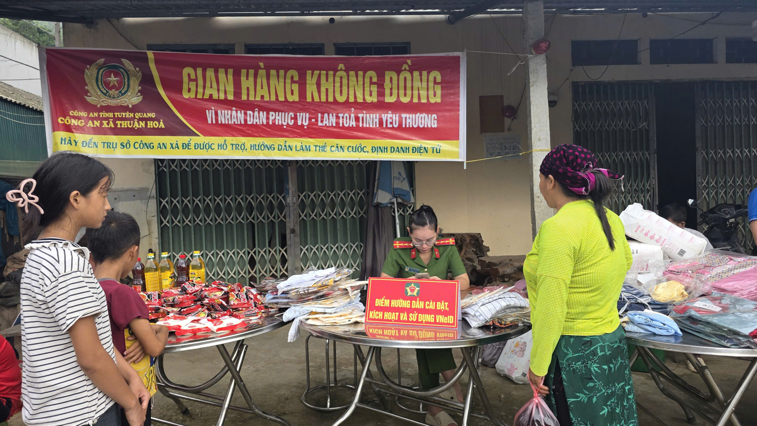 CÔNG AN XÃ THUẬN HÒA TĂNG CƯỜNG CẤP, KỊCH HOẠT TÀI KHOẢN ĐỊNH DANH ĐIỆN TỬ MỨC ĐỘ 2 CHO NGƯỜI DÂN 